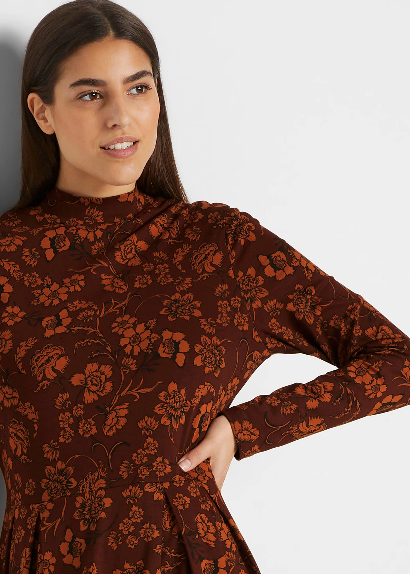 Žerzejové šaty z bavlny • tmavě hnědá s květy • bonprix obchod