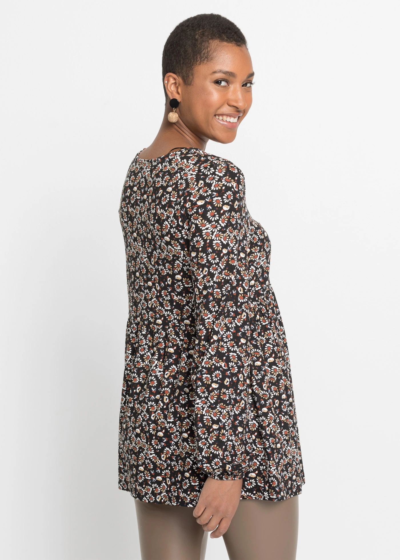 Úpletová halenka z udržitelné viskózy • černo-rezavě hnědo-tmavě modro-přírodní bílá s potiskem • bonprix obchod