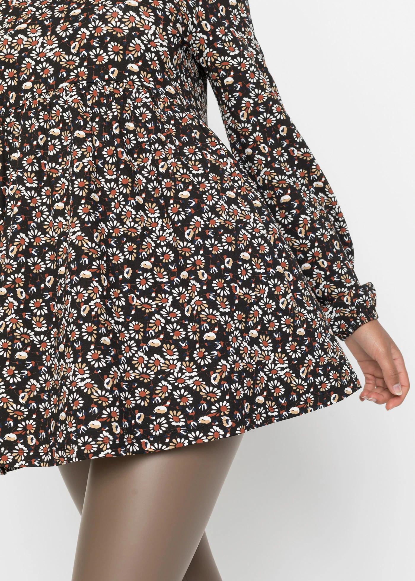 Úpletová halenka z udržitelné viskózy • černo-rezavě hnědo-tmavě modro-přírodní bílá s potiskem • bonprix obchod