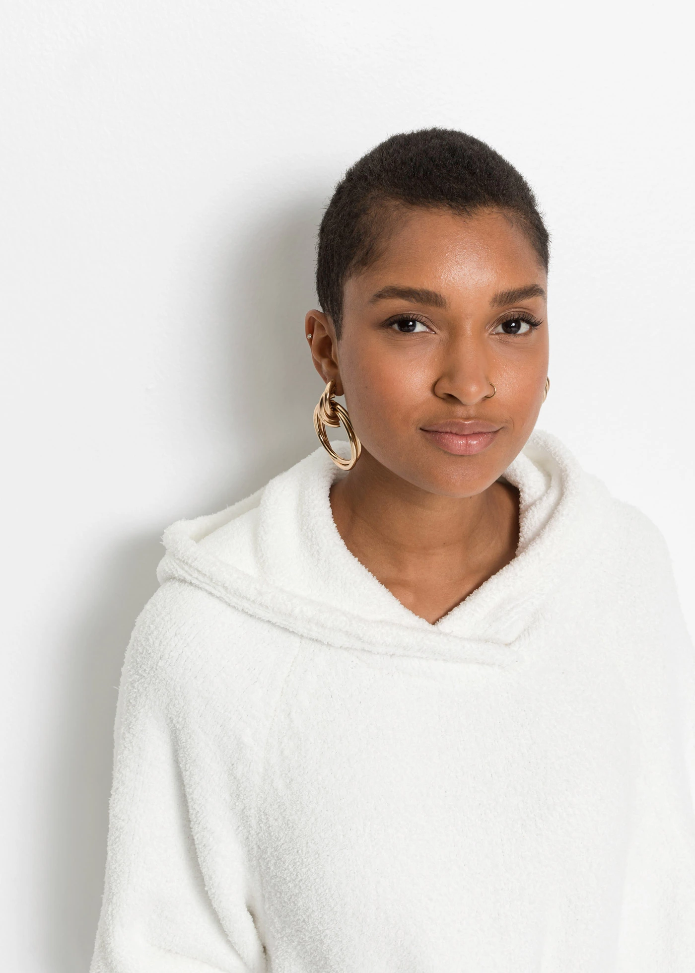 Svetr s kapucí, z plyšového flísu • světle krémová • bonprix obchod