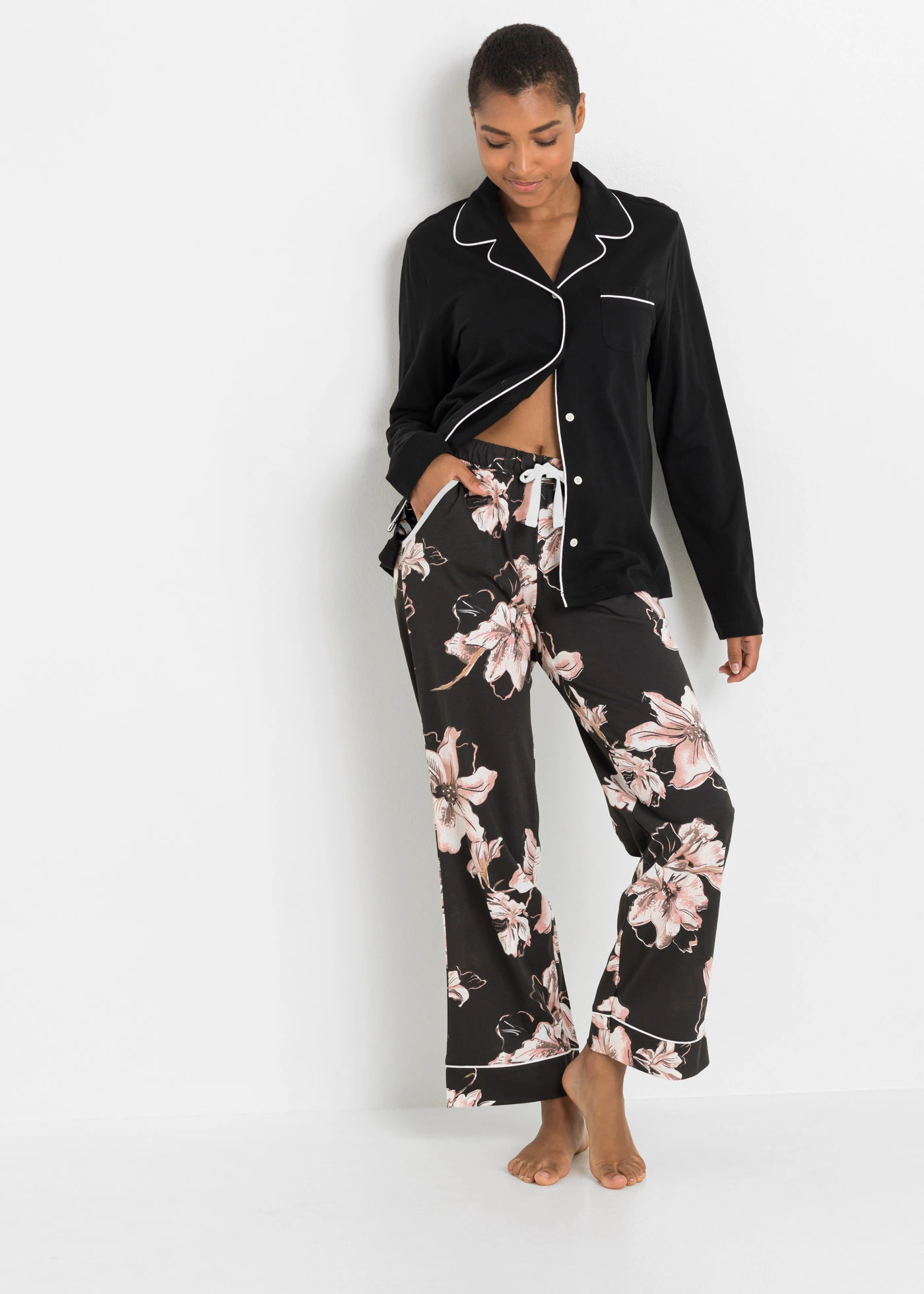 Pijama cu bandă de nasturi • negru floral • magazin bonprix