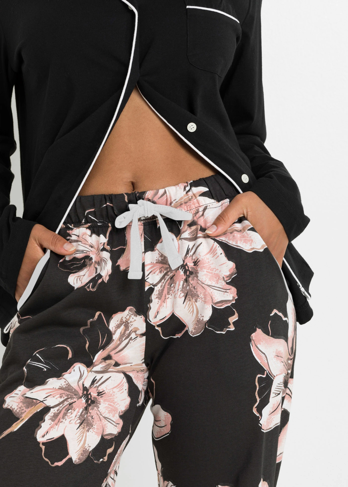 Pijama cu bandă de nasturi • negru floral • magazin bonprix