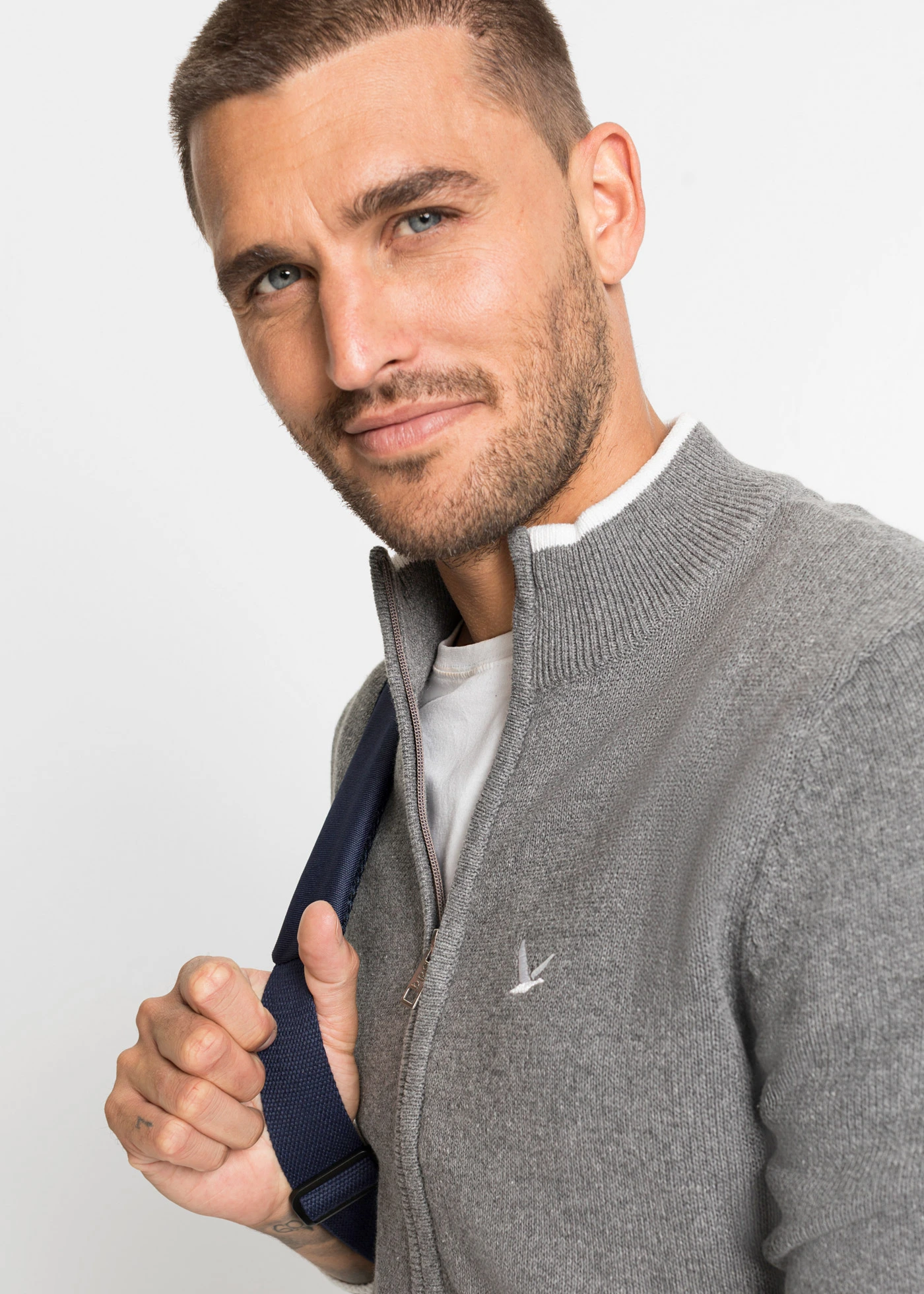 Svetr na zapínání z jemného úpletu s recyklovanou bavlnou, se stojáčkem • šedý melír • bonprix obchod