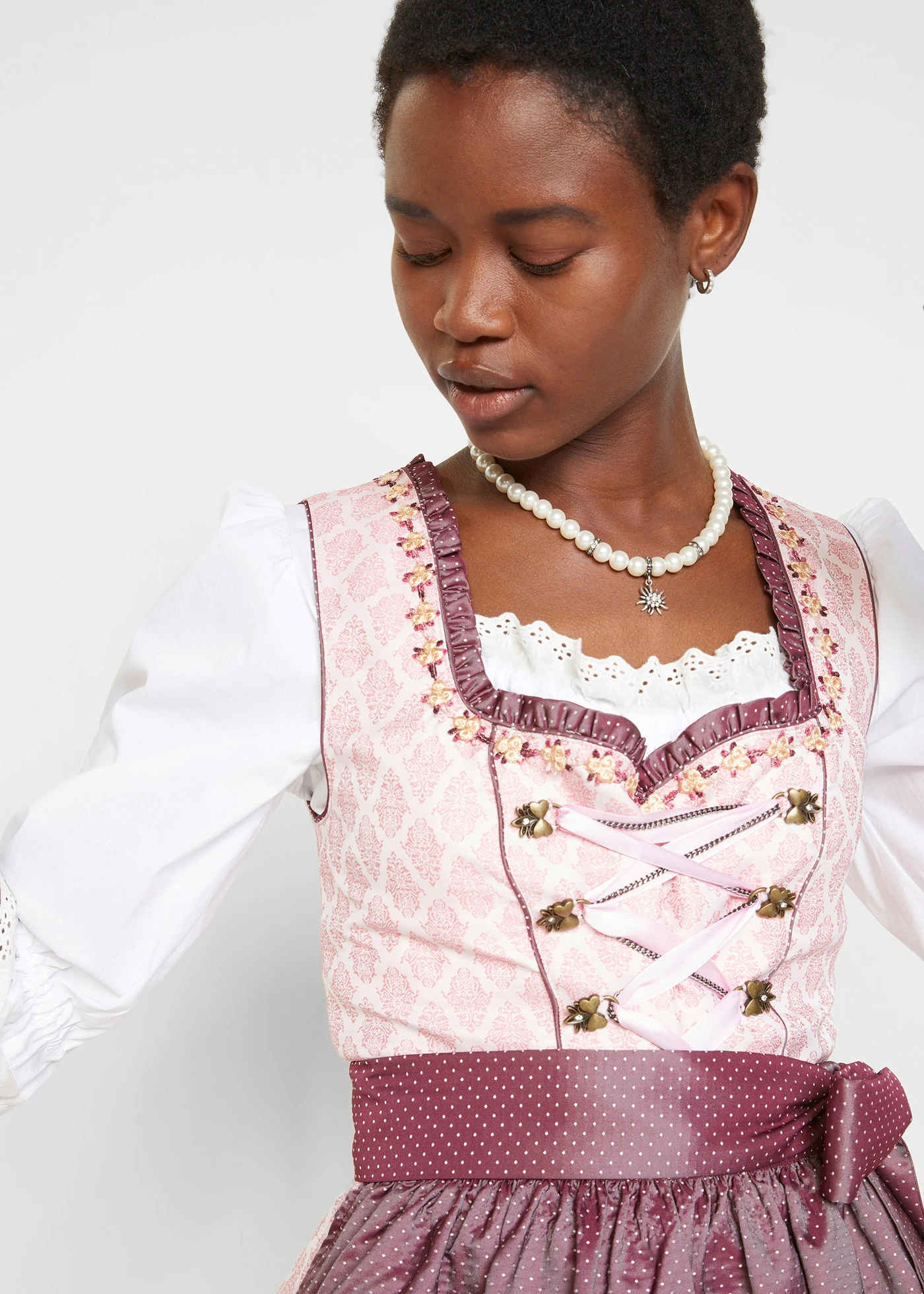 Dirndl met schort, knielang (2-dlg. set) • lila poudre-bordeaux • bonprix online shop