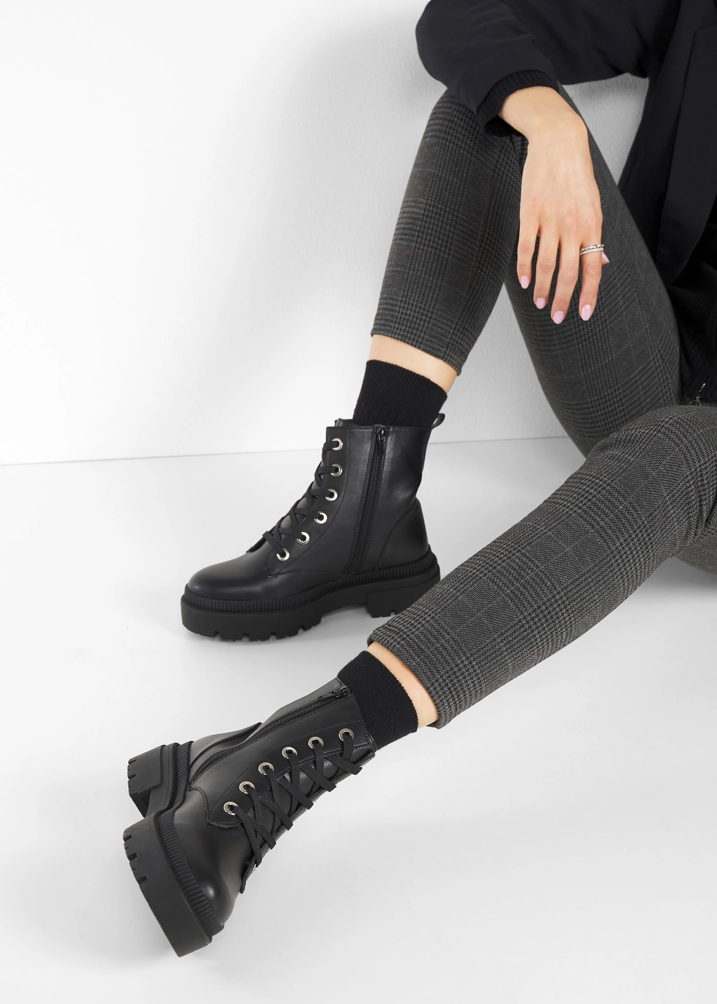 Veterboots met geprofileerde zool • zwart • bonprix online shop