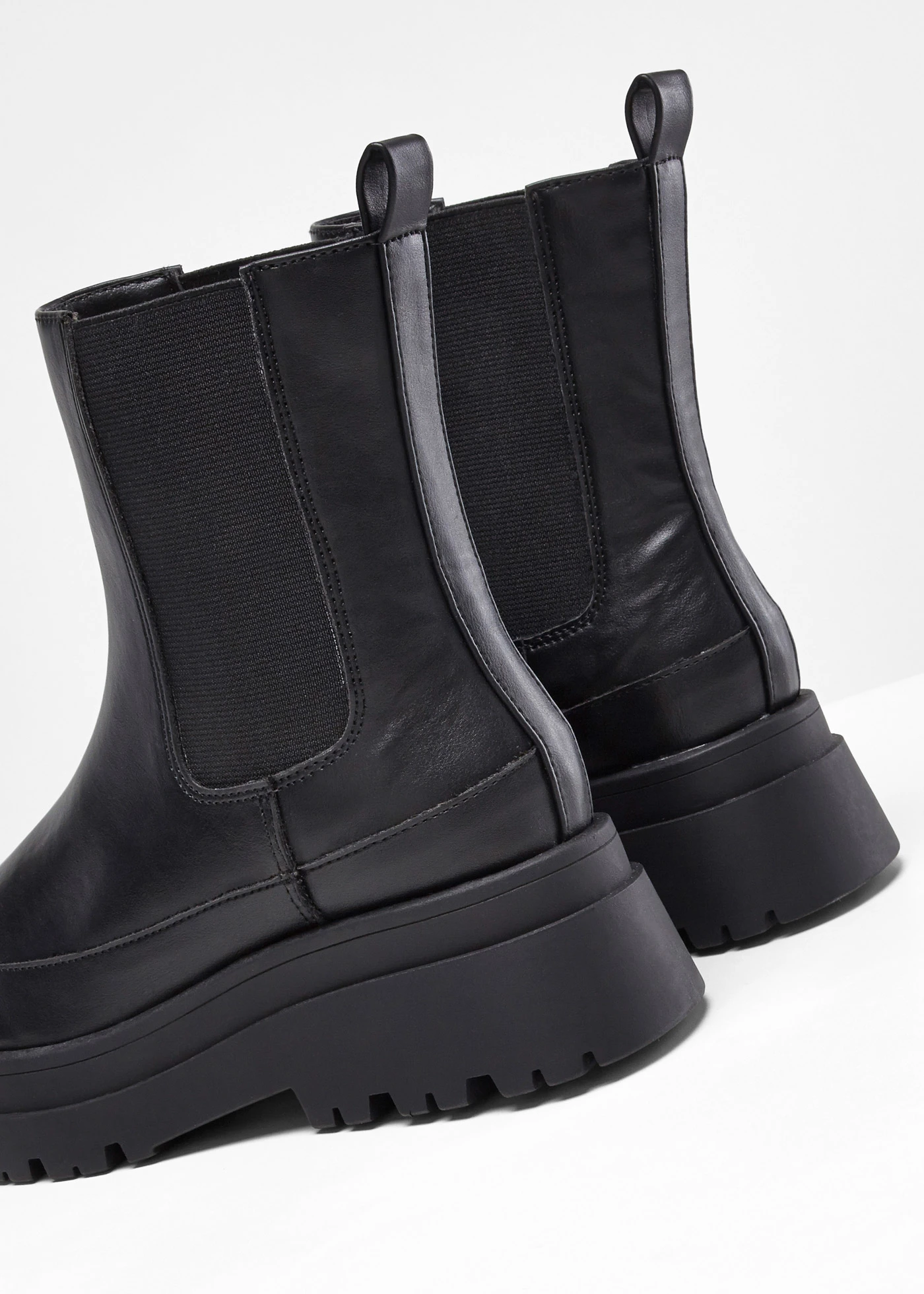 Bottines Chelsea à semelle crantée • noir • Boutique bonprix