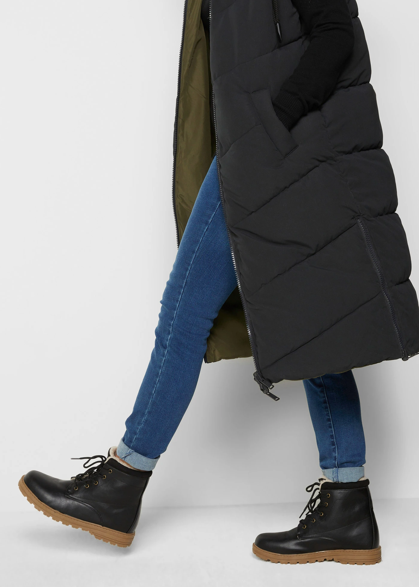 Oboustranná prošívaná vesta s recyklovaným polyesterem a kapucí • černo-tmavě olivová • bonprix obchod