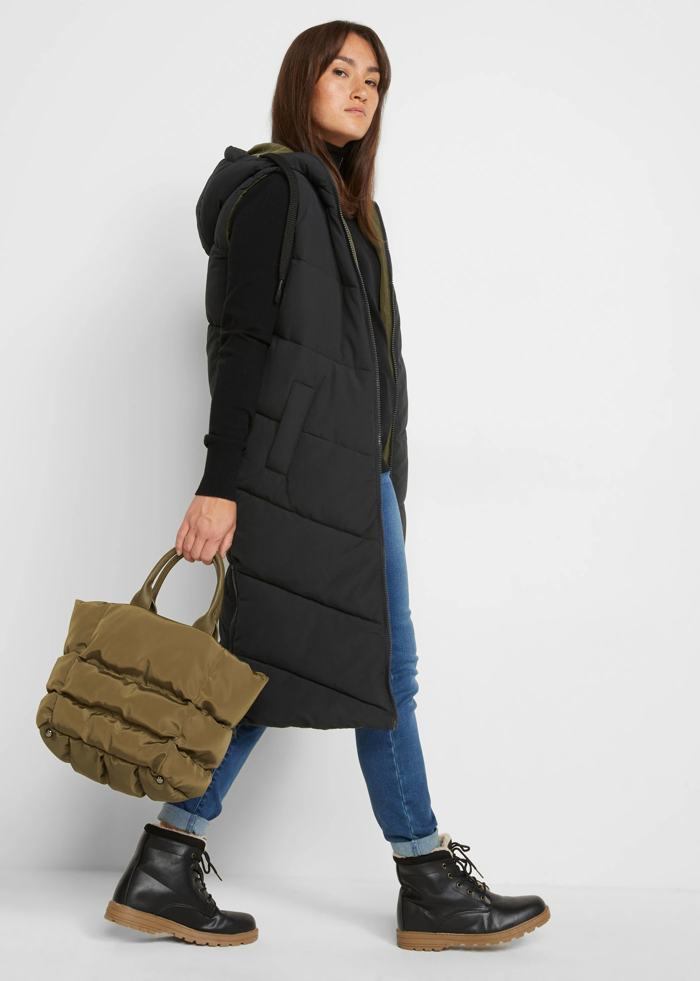 Oboustranná prošívaná vesta s recyklovaným polyesterem a kapucí • černo-tmavě olivová • bonprix obchod