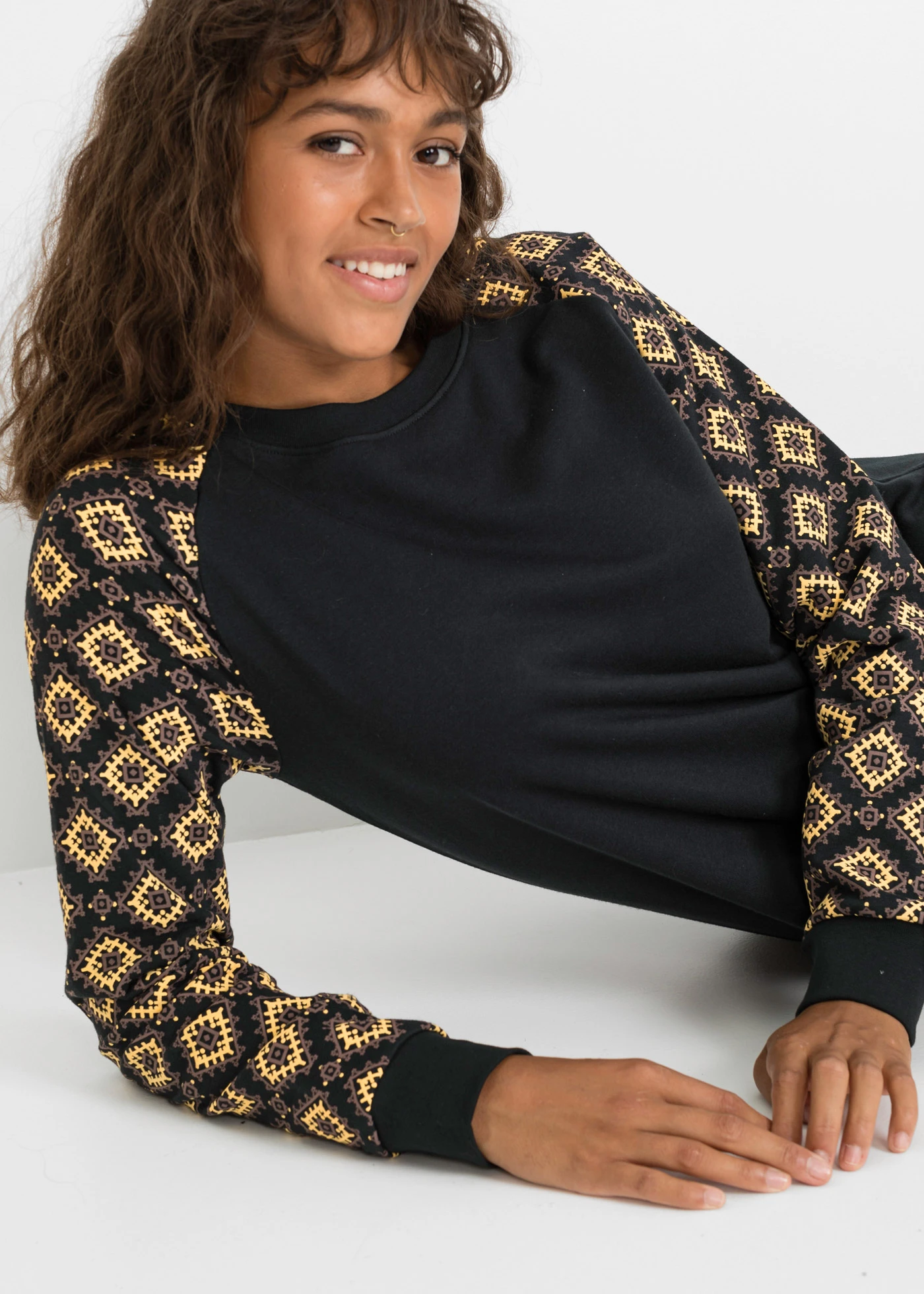 Úpletové šaty s potiskem • černá /hnědá/žlutá • bonprix obchod