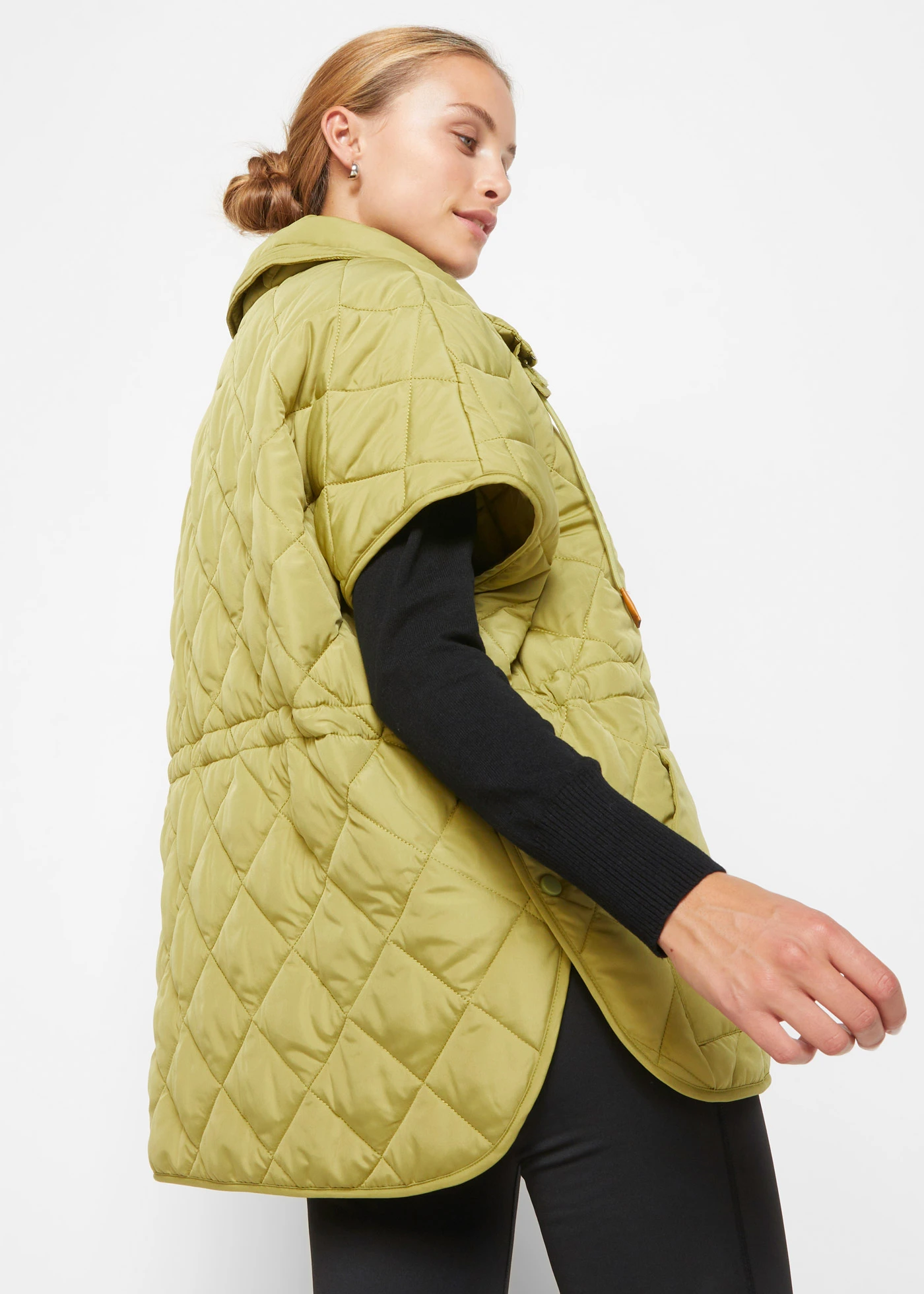 Veste sans manches matelassée oversize, déperlant • vert olive doré • Boutique bonprix