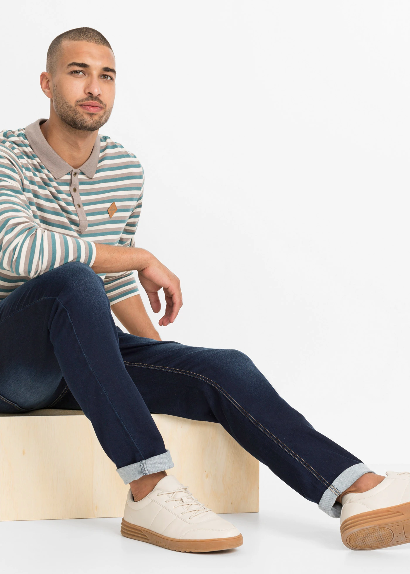 Joggery jeansowe regular fit z elastyczną gumką w talii, tapered • granatowy denim • sklep bonprix