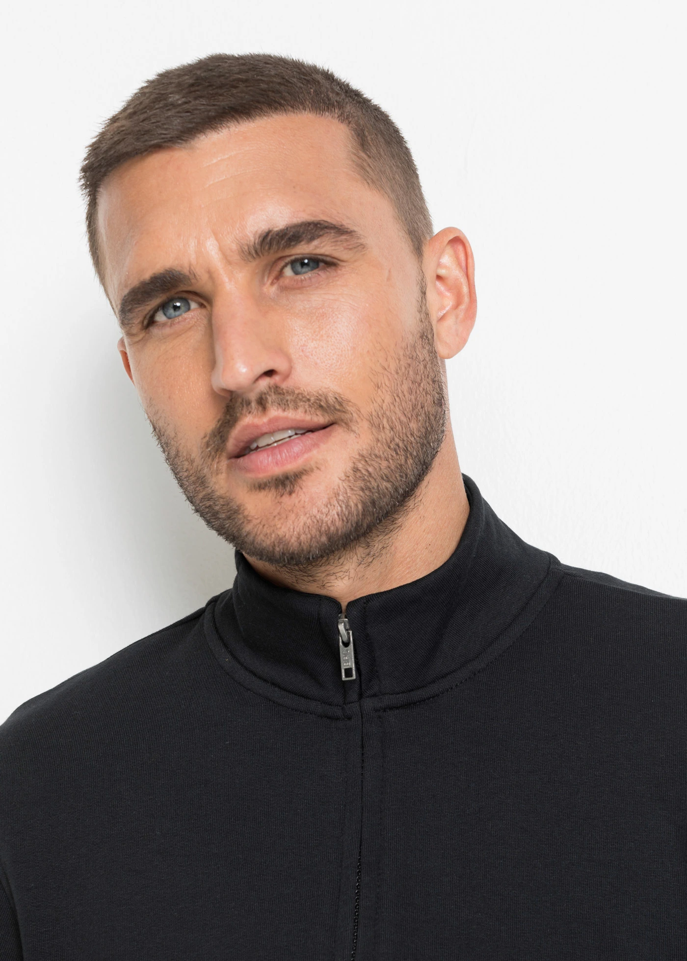 Mikina se stojáčkem • černá • bonprix obchod