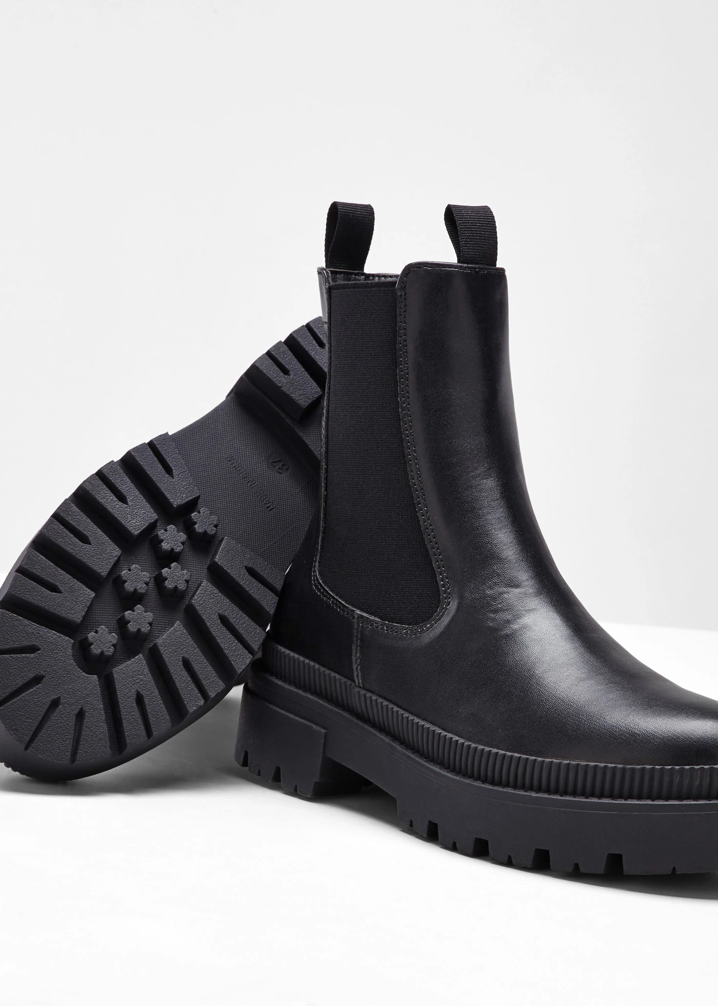 Chelsea boots met geprofileerde zool • zwart • bonprix online shop
