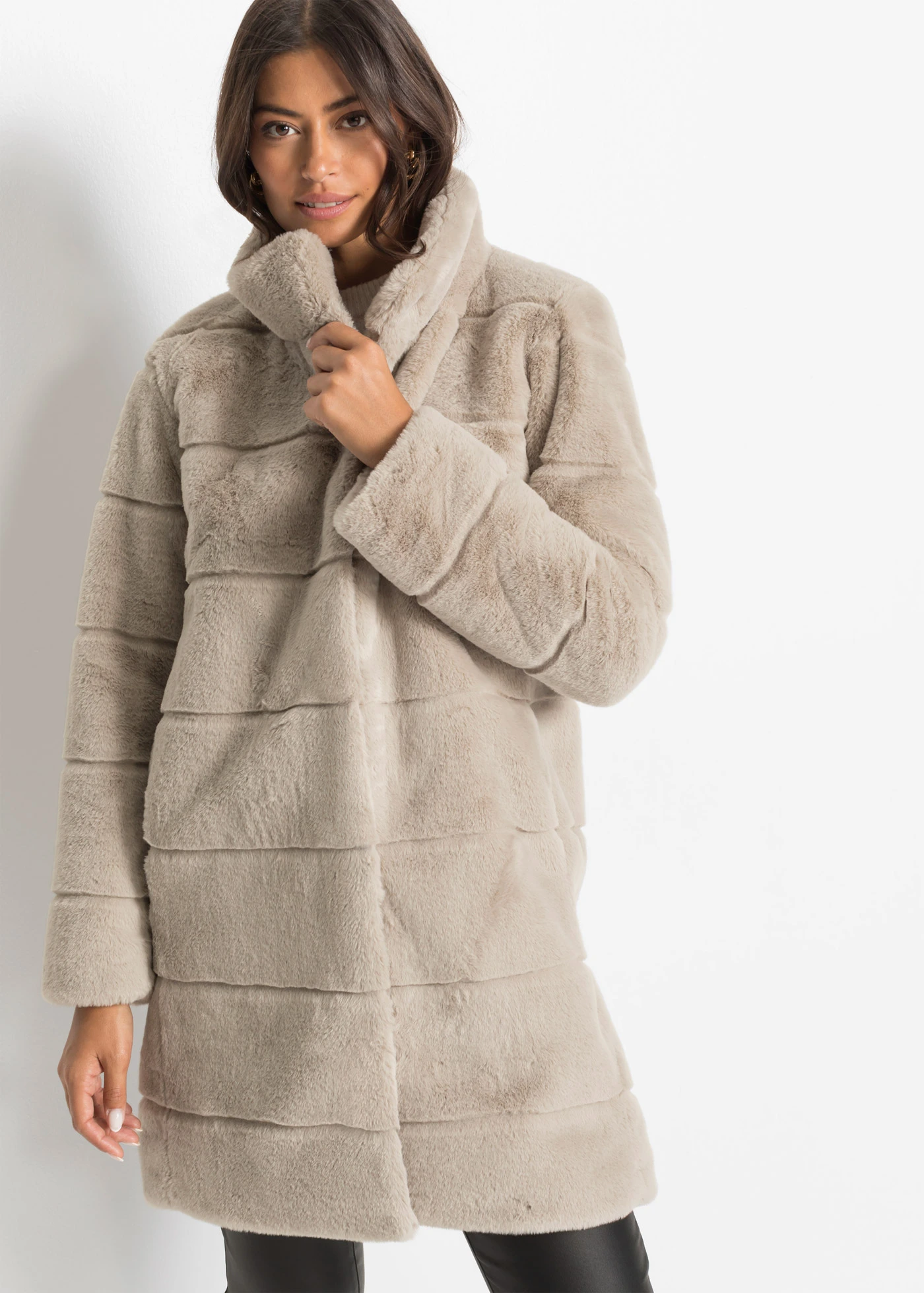 Manteau en tissu peluche • gris-beige • Boutique bonprix