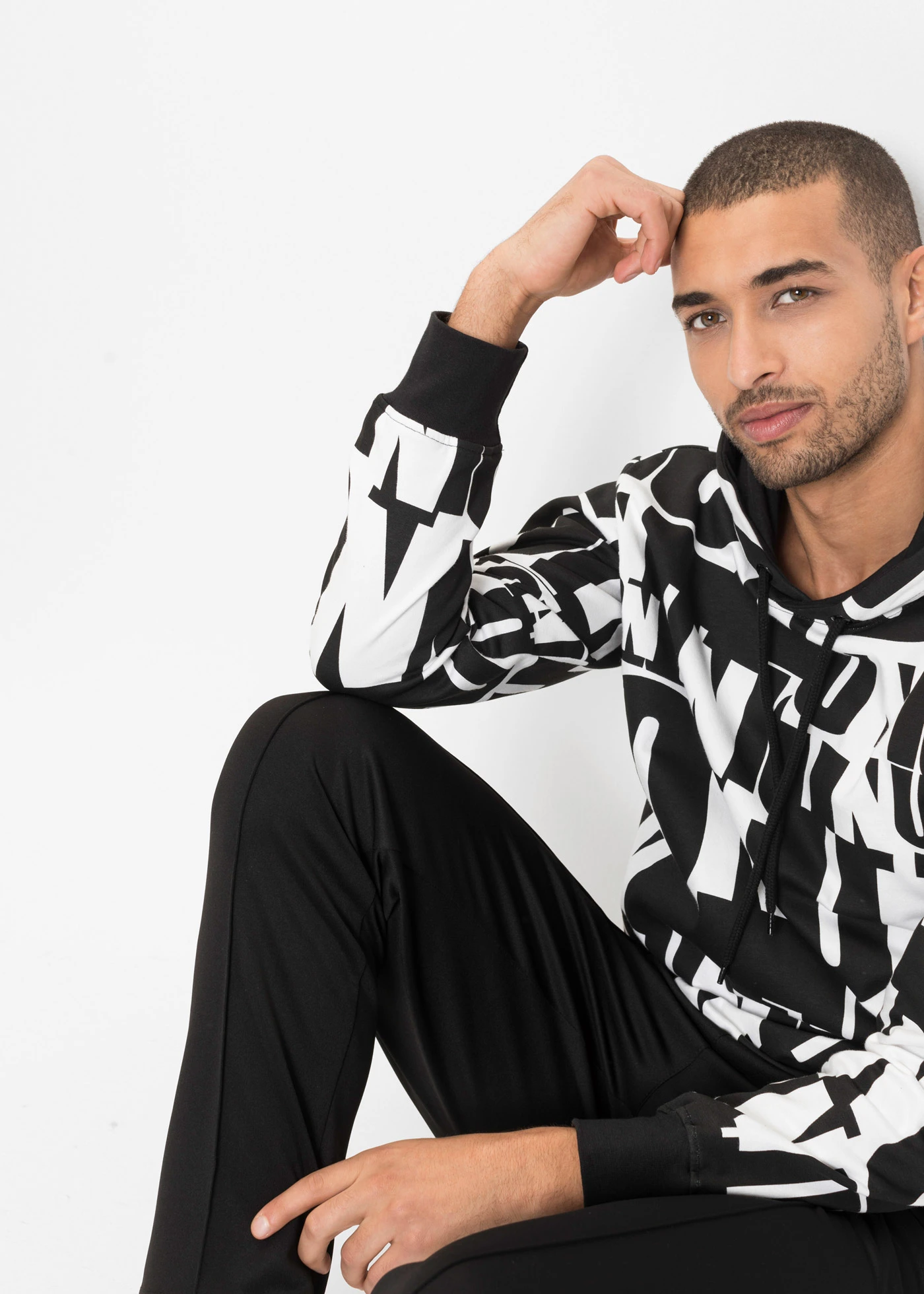 Sweat à capuche 100% coton • blanc/noir • Boutique bonprix