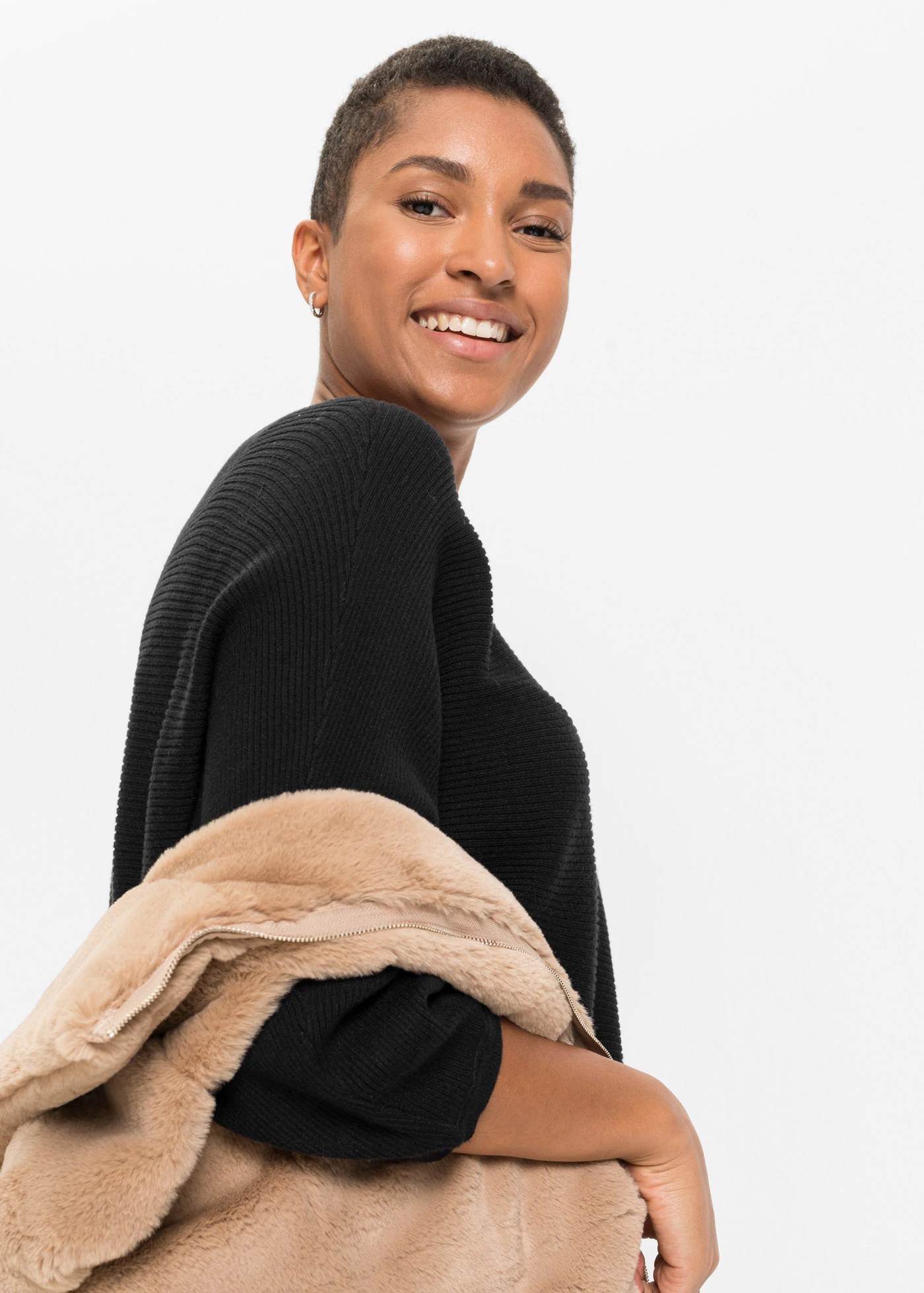 Pulover ripsat oversize, din material cu viscoză • negru • magazin bonprix