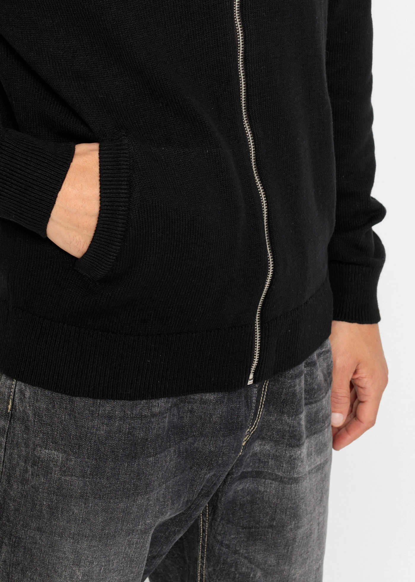 Svetr na zapínání, Regular Fit • černá • bonprix obchod