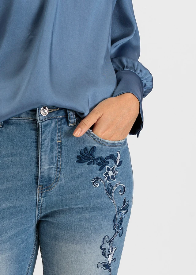 Slim fit jeans met mid waist, cropped • lichtblauw denim gebloemd • product-page.page-title-suffix
