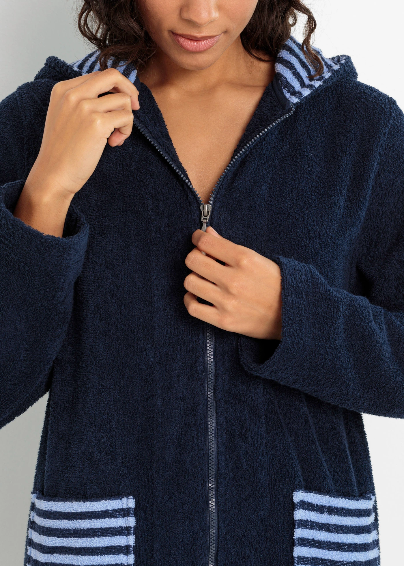 Peignoir de bain zippé en éponge • bleu foncé-bleu perle rayé • Boutique bonprix