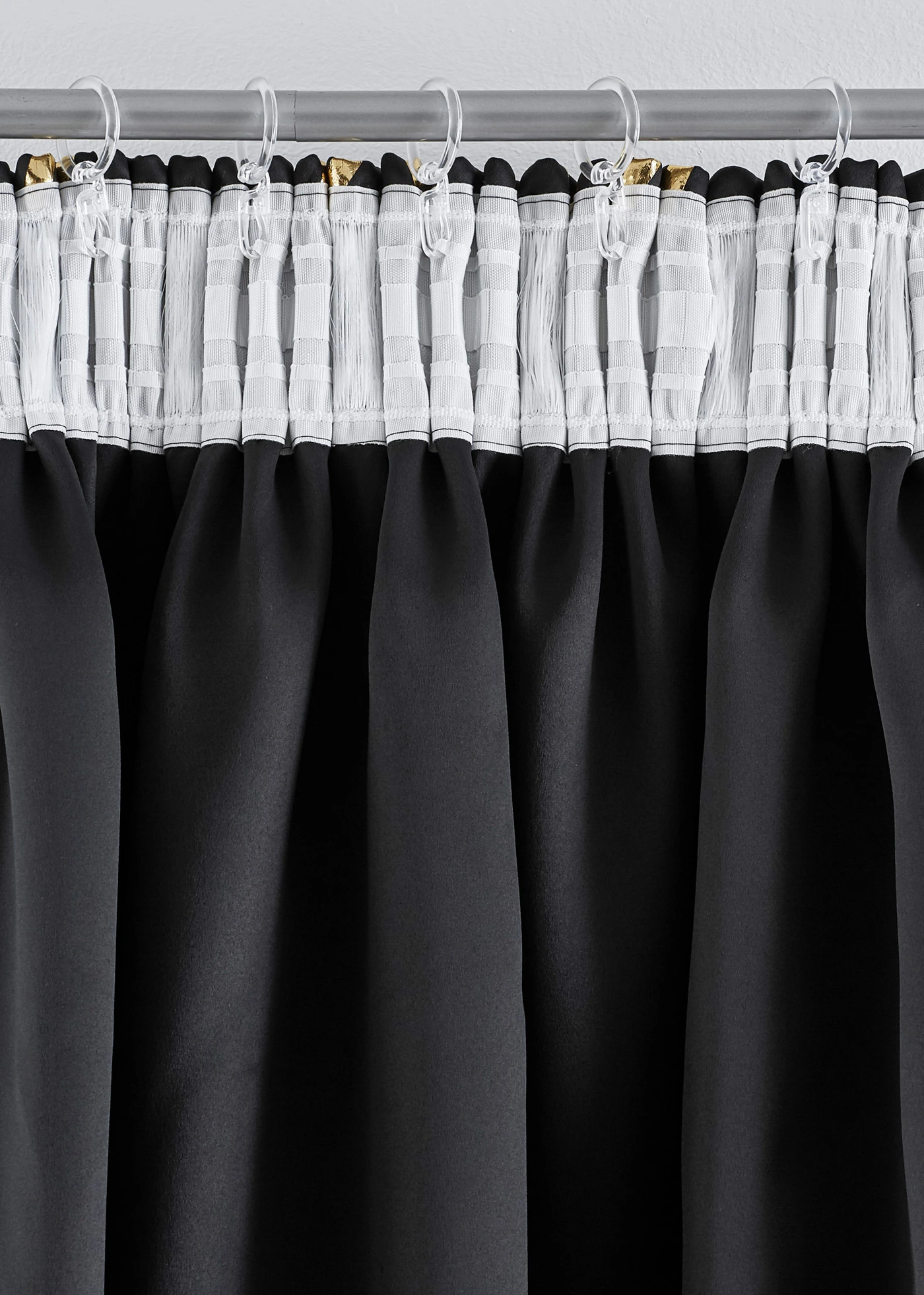 Draperie opacă suprafața lucios (1 buc.) • negru/auriu • magazin bonprix