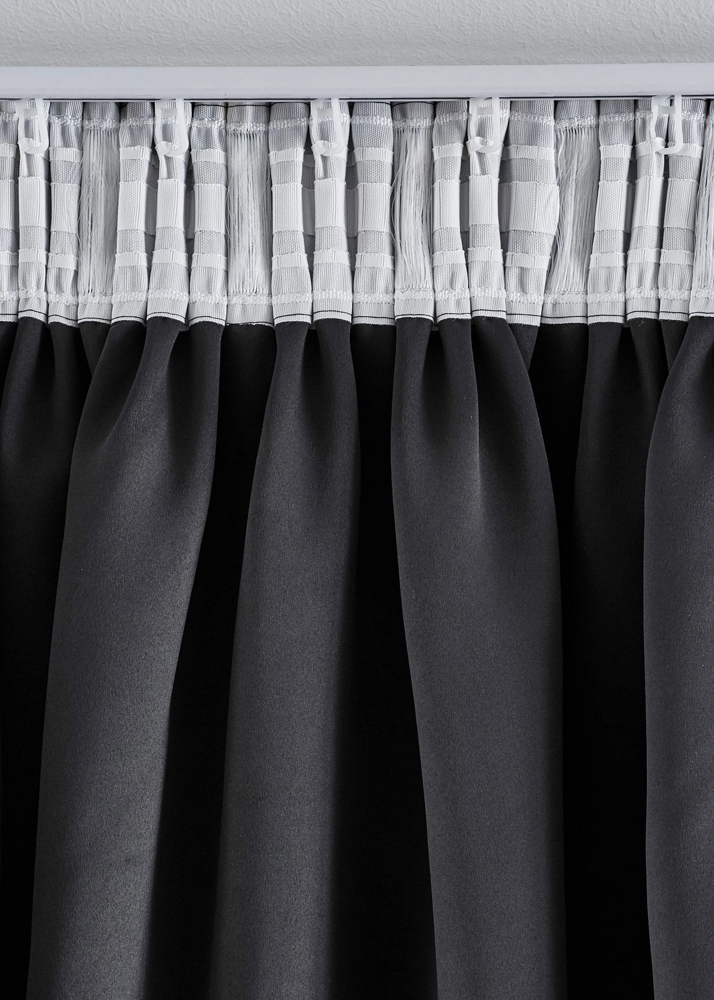 Draperie opacă suprafața lucios (1 buc.) • negru/auriu • magazin bonprix