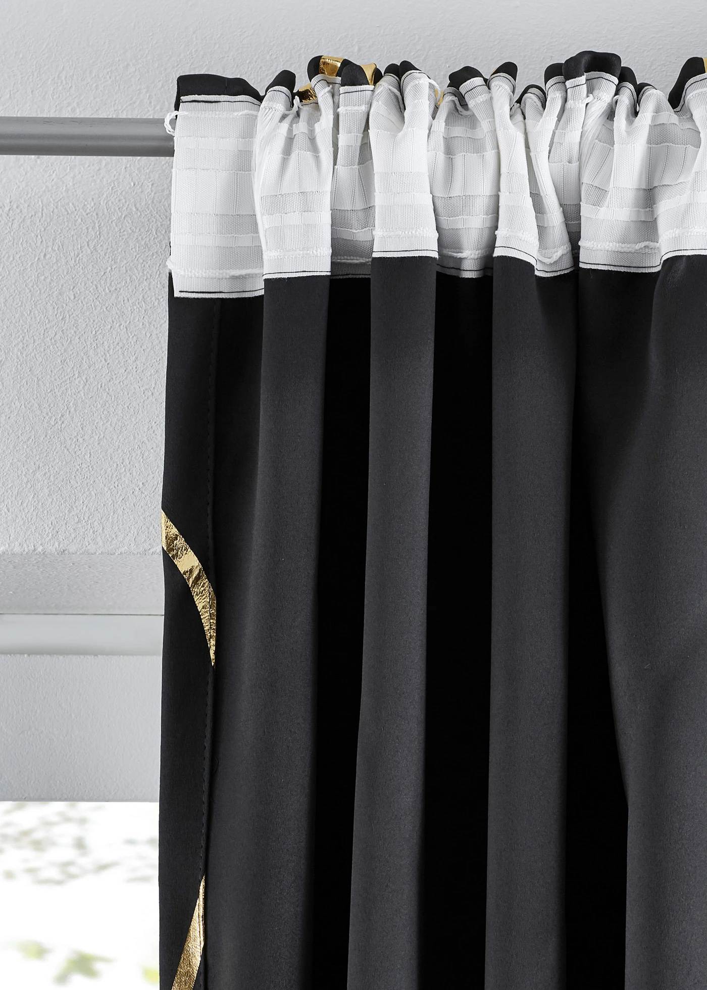 Draperie opacă suprafața lucios (1 buc.) • negru/auriu • magazin bonprix