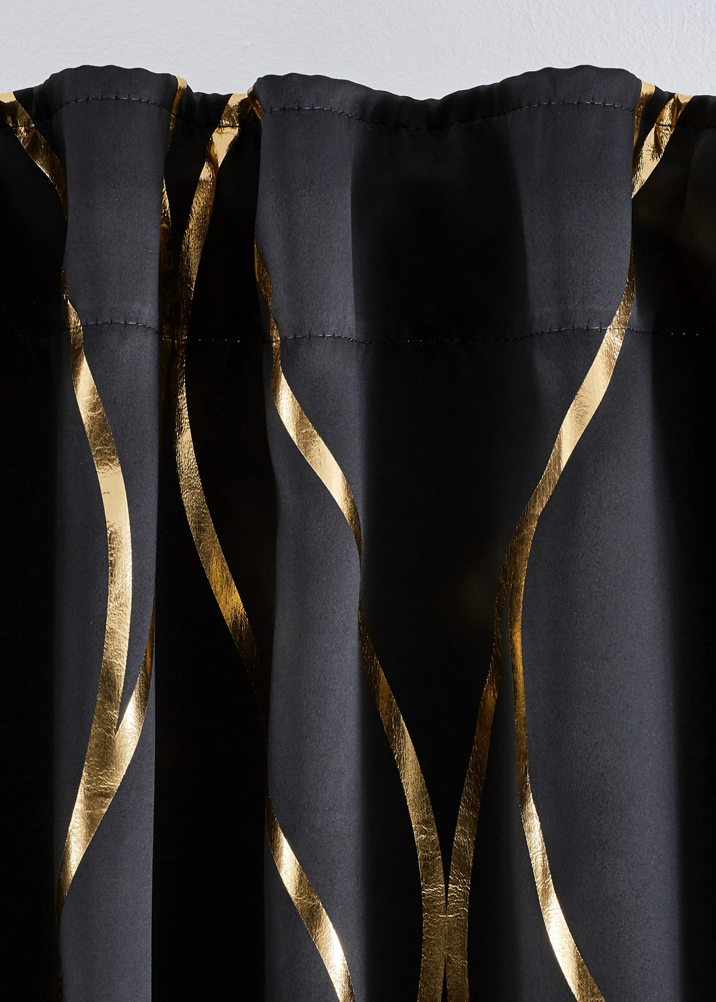 Draperie opacă suprafața lucios (1 buc.) • negru/auriu • magazin bonprix