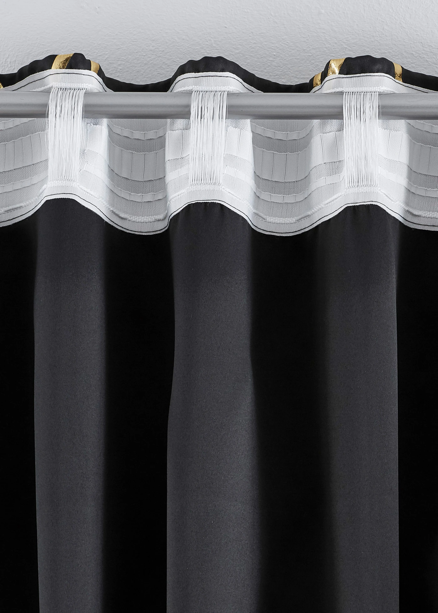 Draperie opacă suprafața lucios (1 buc.) • negru/auriu • magazin bonprix