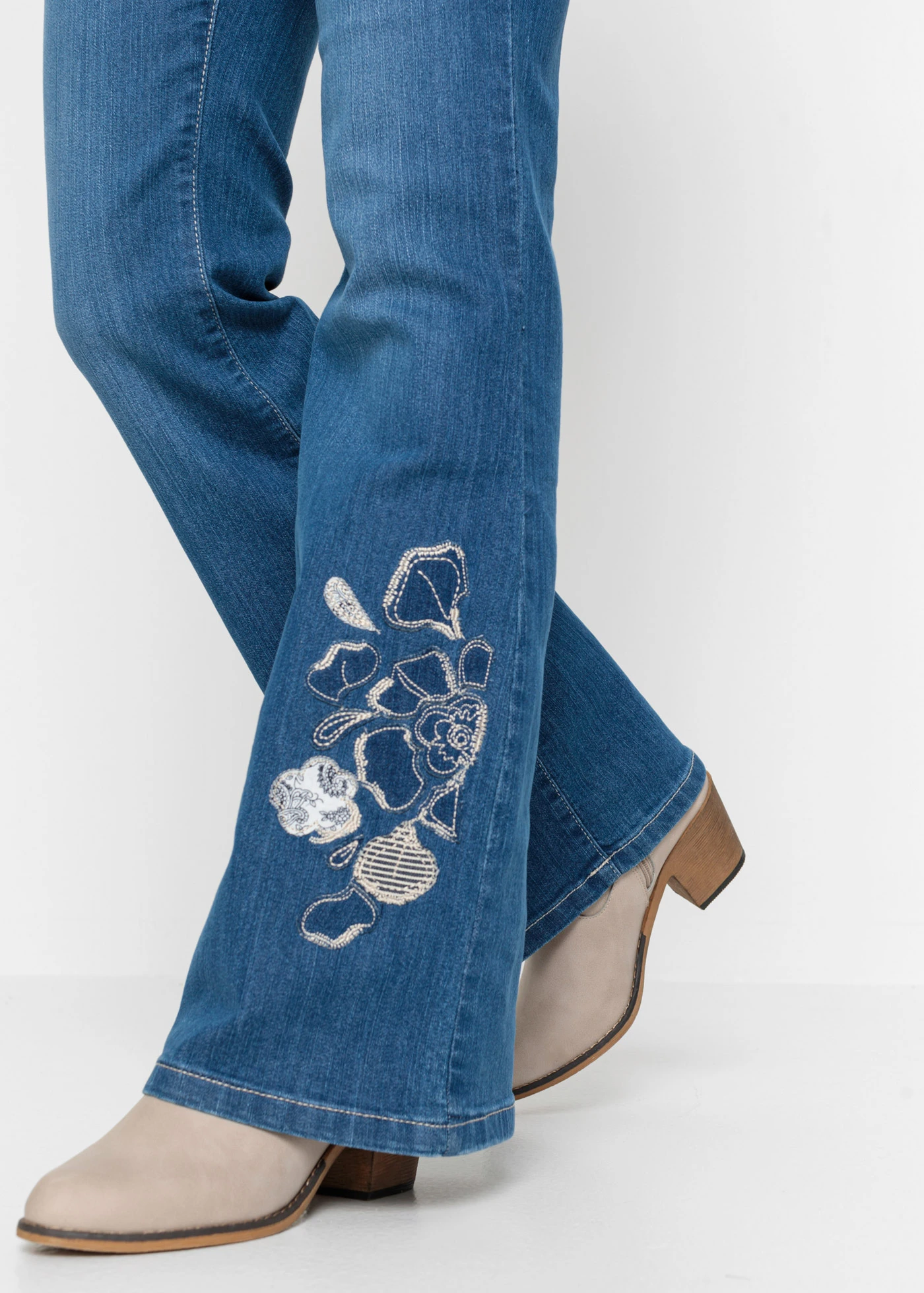 Džíny s podílem streče, Flared Mid Waist • modrá stone s květy • bonprix obchod