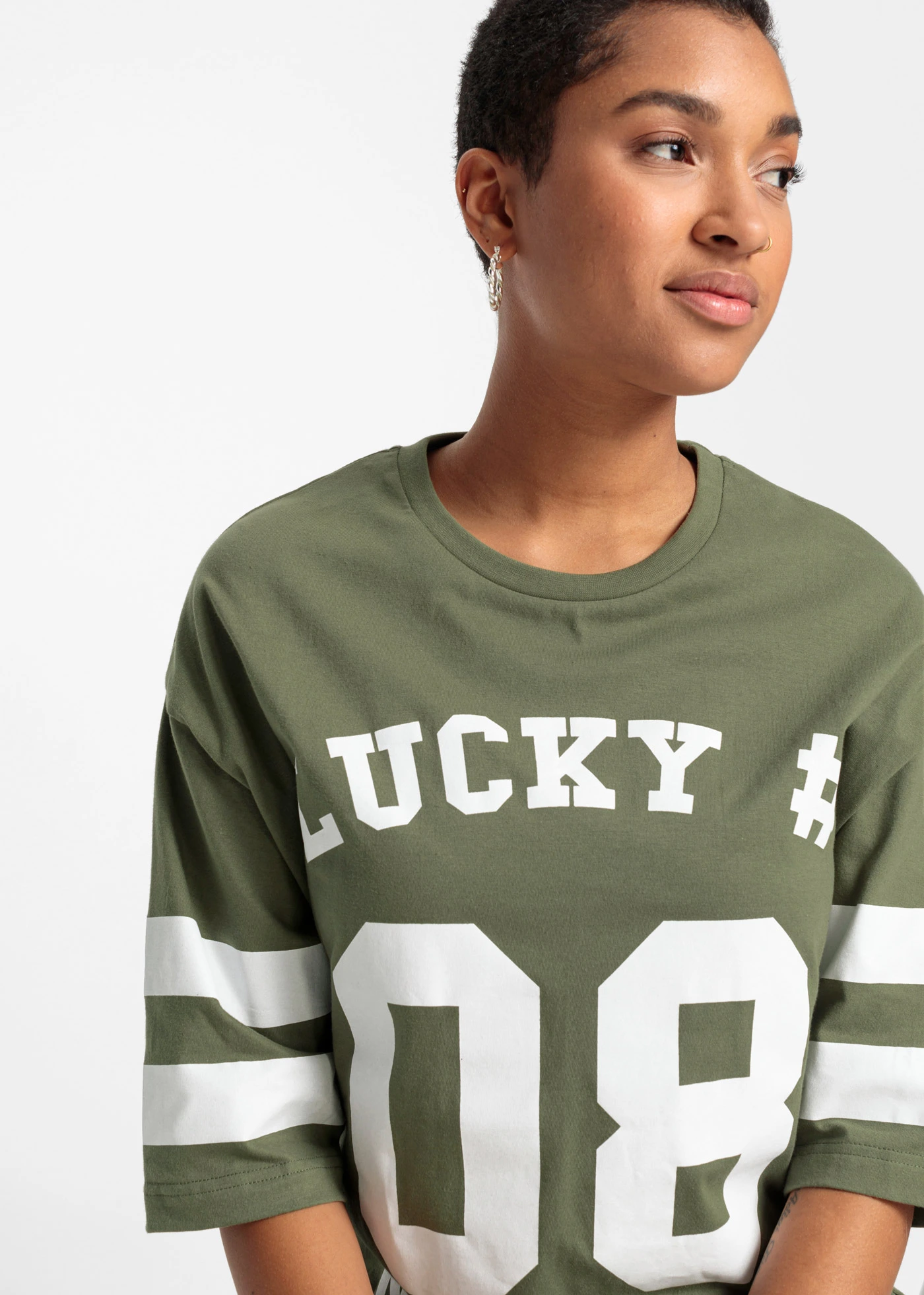 Oversize triko z čisté organické bavlny • olivovo-bílá s potiskem • bonprix obchod