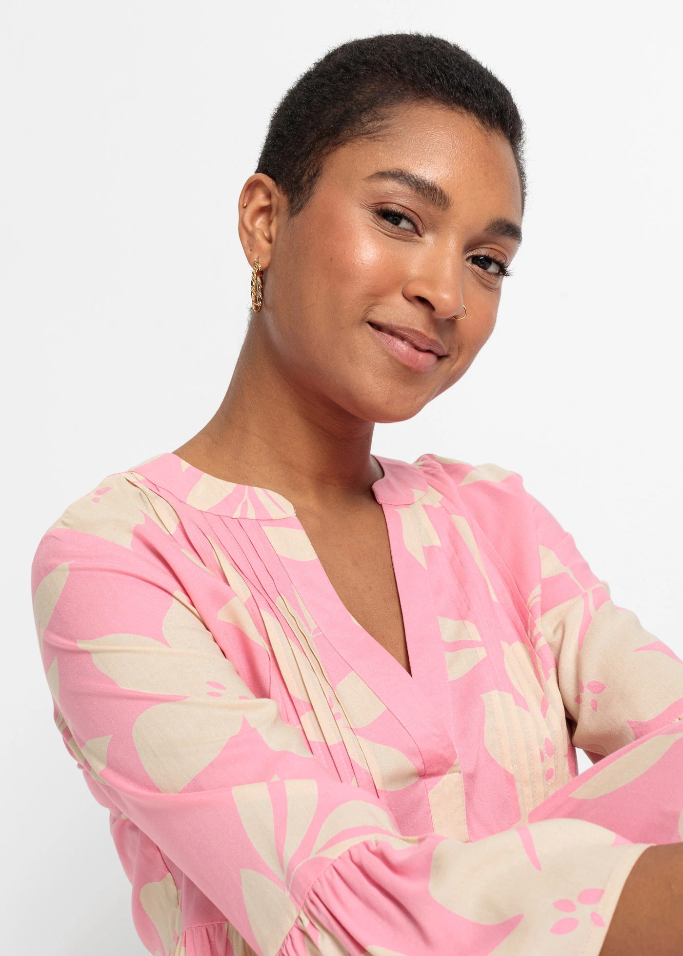 Robe longue en viscose • rose vif-sable clair à fleurs • Boutique bonprix