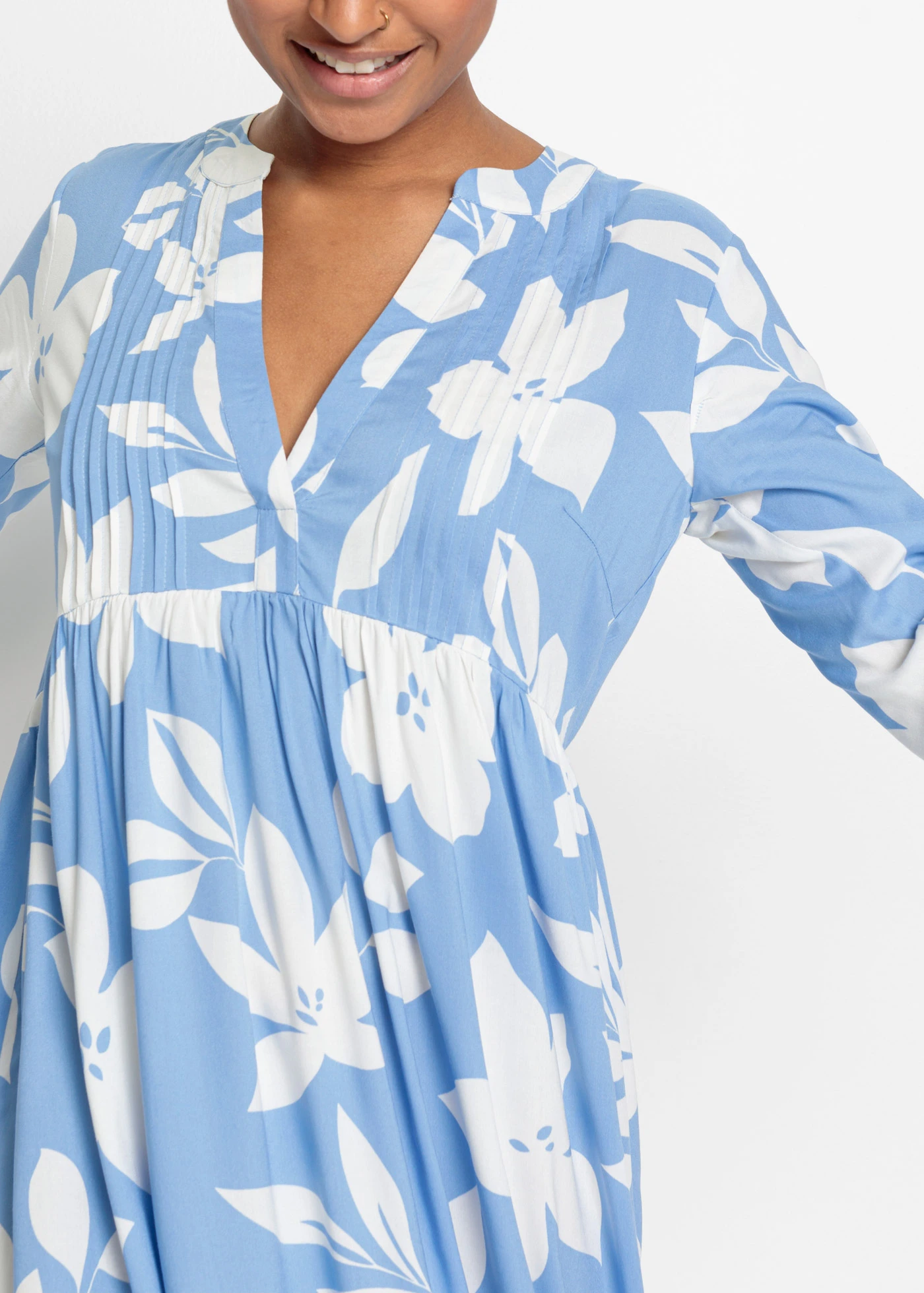 Robe longue en viscose • bleu moyen/blanc à fleurs • Boutique bonprix