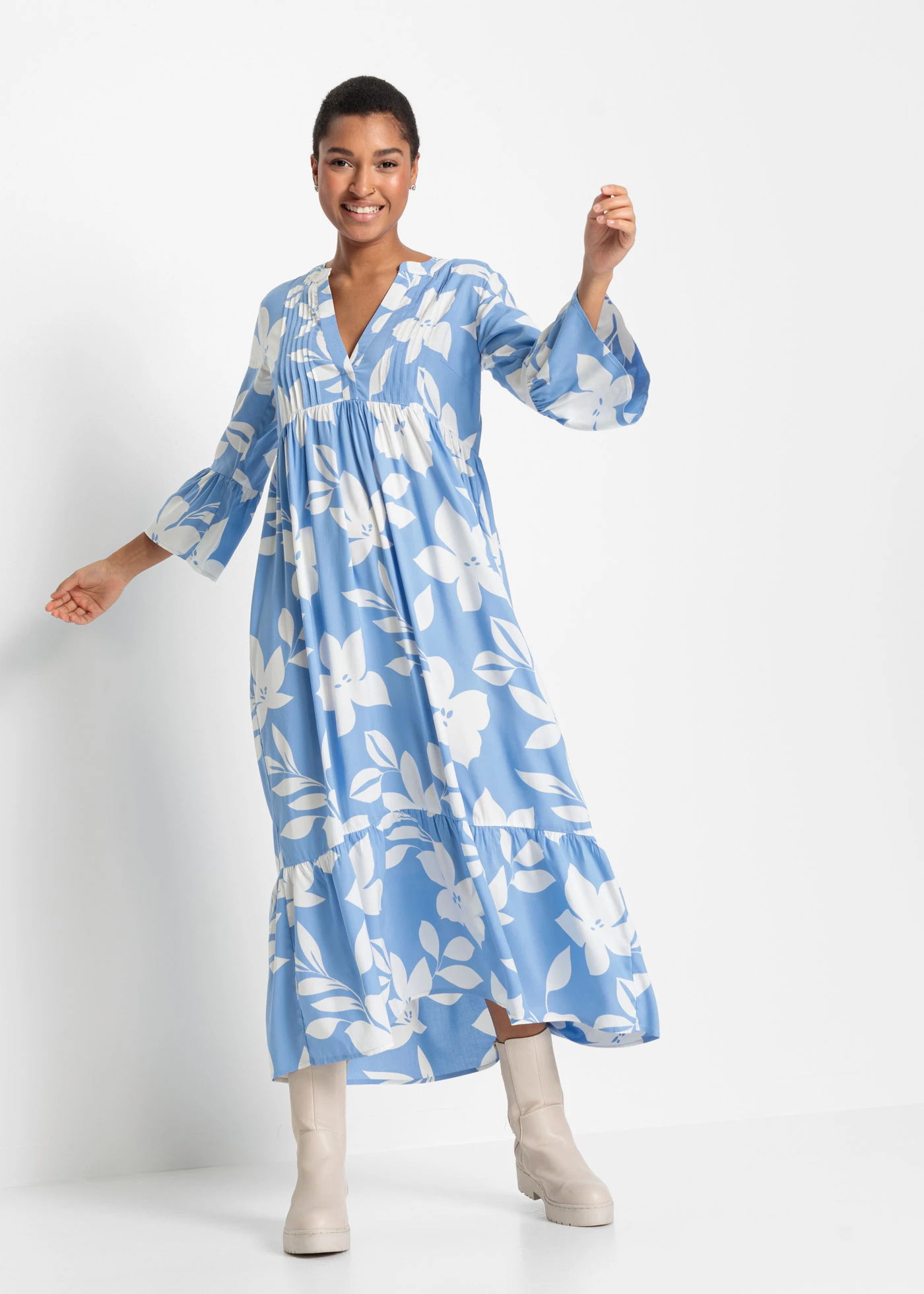 Robe longue en viscose • bleu moyen/blanc à fleurs • Boutique bonprix