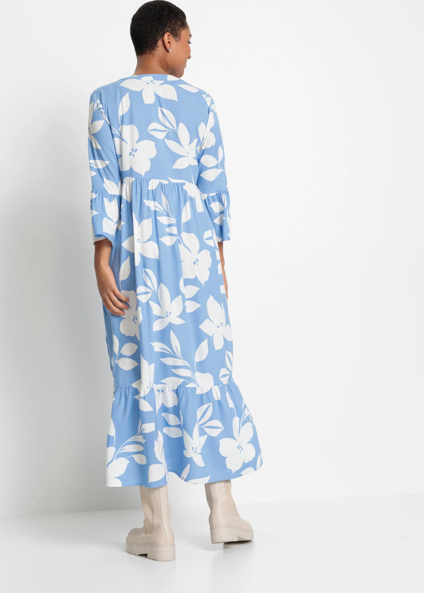 Robe longue en viscose • bleu moyen/blanc à fleurs • Boutique bonprix