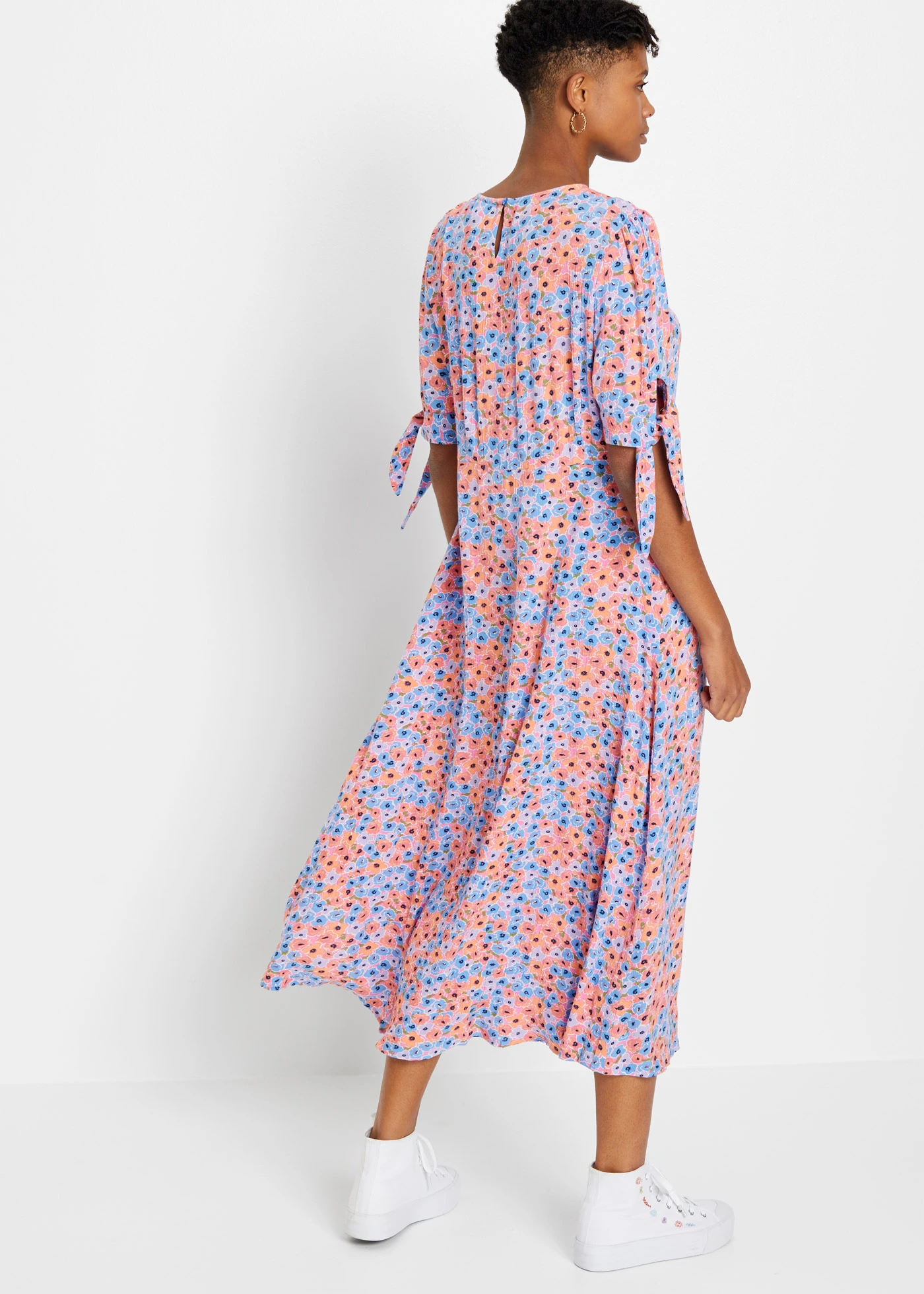 Robe midi • lavande-orange clair à fleurs • Boutique bonprix