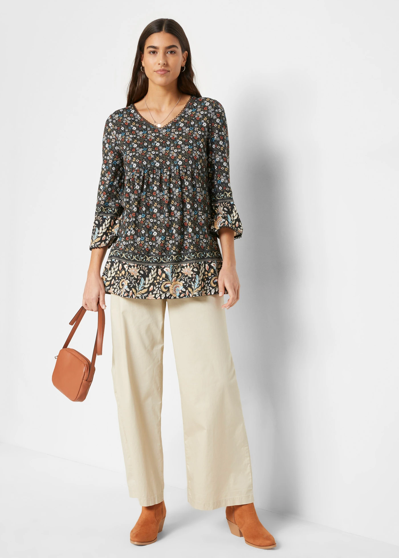 Shirt tuniek van viscose • zwart alpenblauw kaneelrood latte macchiato mat beige lichtolijfgroen mat rietgroen wolwit gebloemd • bonprix online shop