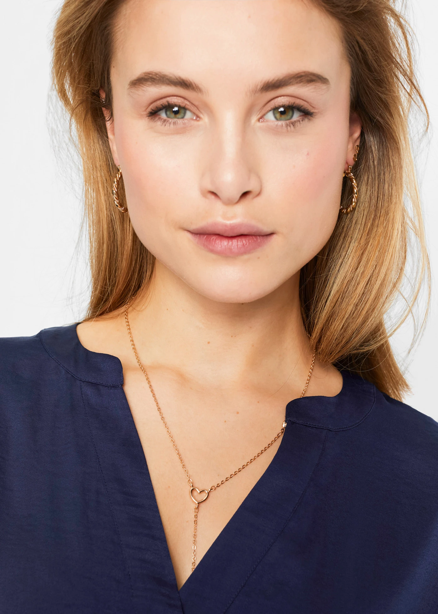 Satijnen tuniek met korte mouwen en oversized schouders • donkerblauw • bonprix online shop