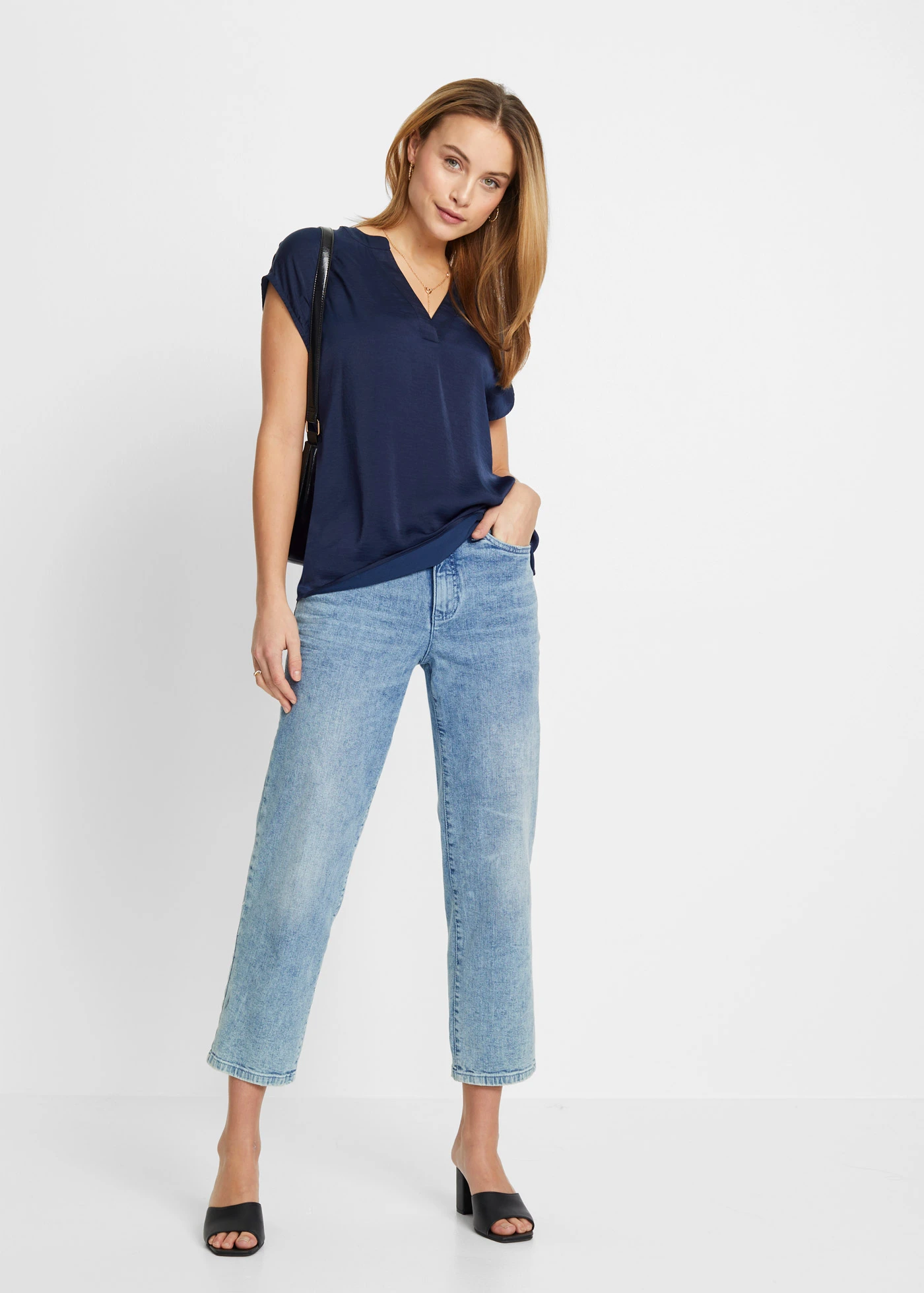 Volná saténová tunika s spadlými rameny, krátký rukáv • tmavě modrá • bonprix obchod