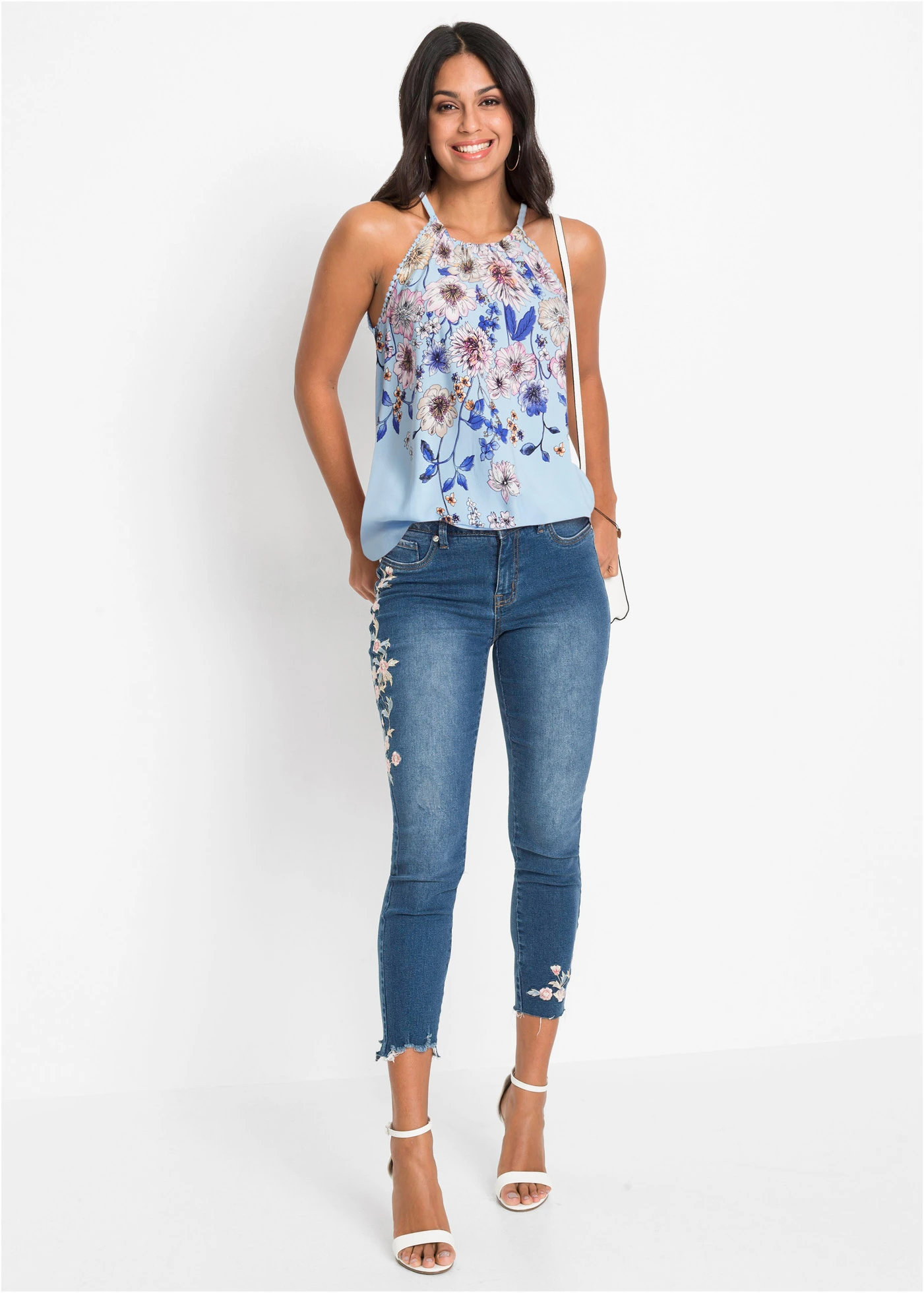 Halenkový top ze splývavé viskózy • světle modrá s květy • bonprix obchod