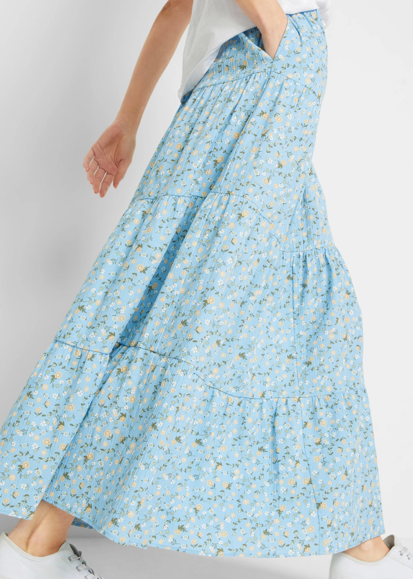 Jupe longue étagée • bleu clair à fleurs • Boutique bonprix