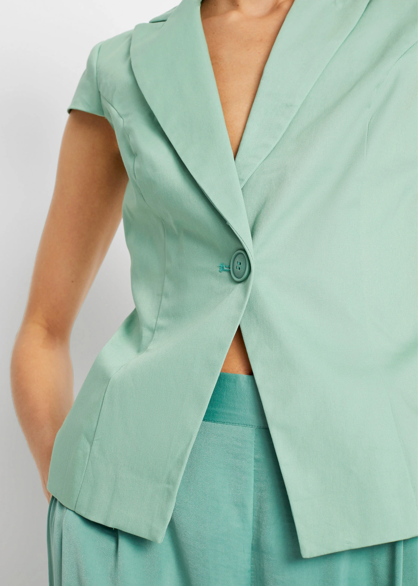 Blejzr s krátkými rukávy, z bavlněného saténu • šalvějově zelená • bonprix obchod