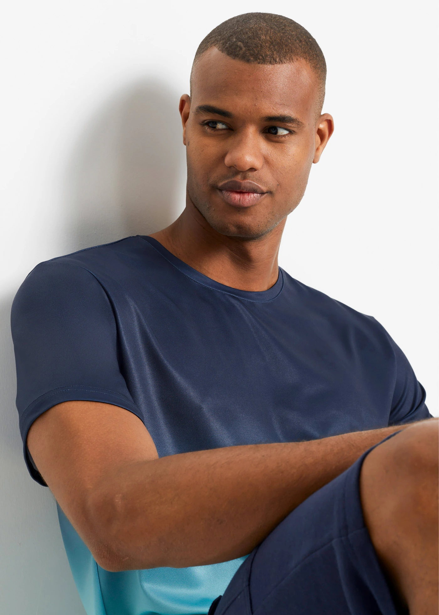 T-shirt sportowy w cieniowanym kolorze • ciemnoniebiesko-niebieski wodny • sklep bonprix