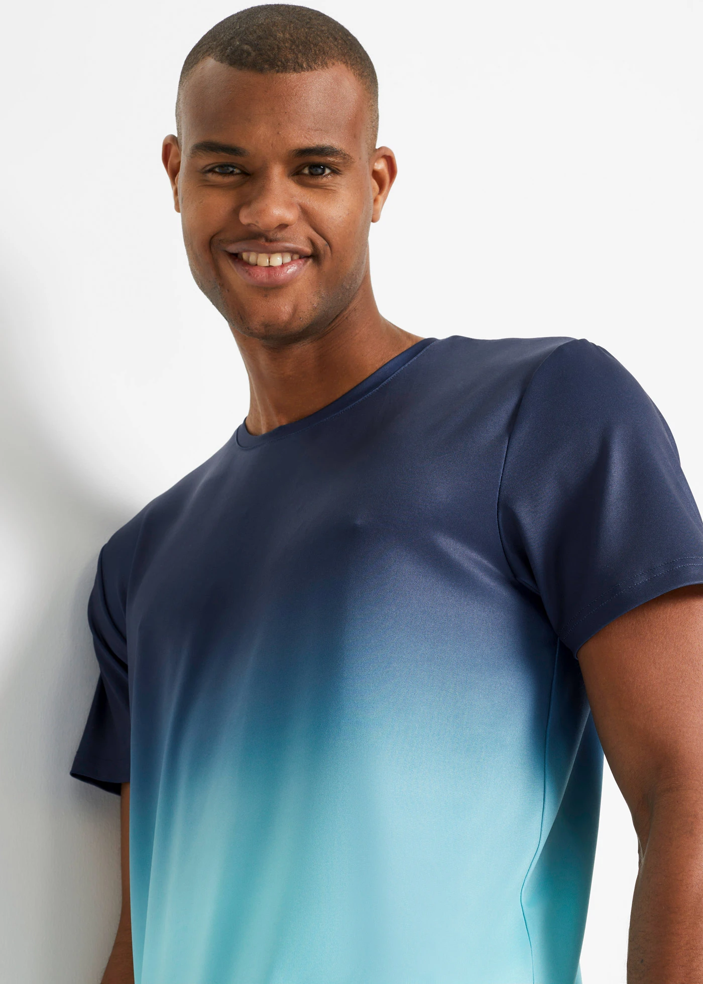 T-shirt sportowy w cieniowanym kolorze • ciemnoniebiesko-niebieski wodny • sklep bonprix
