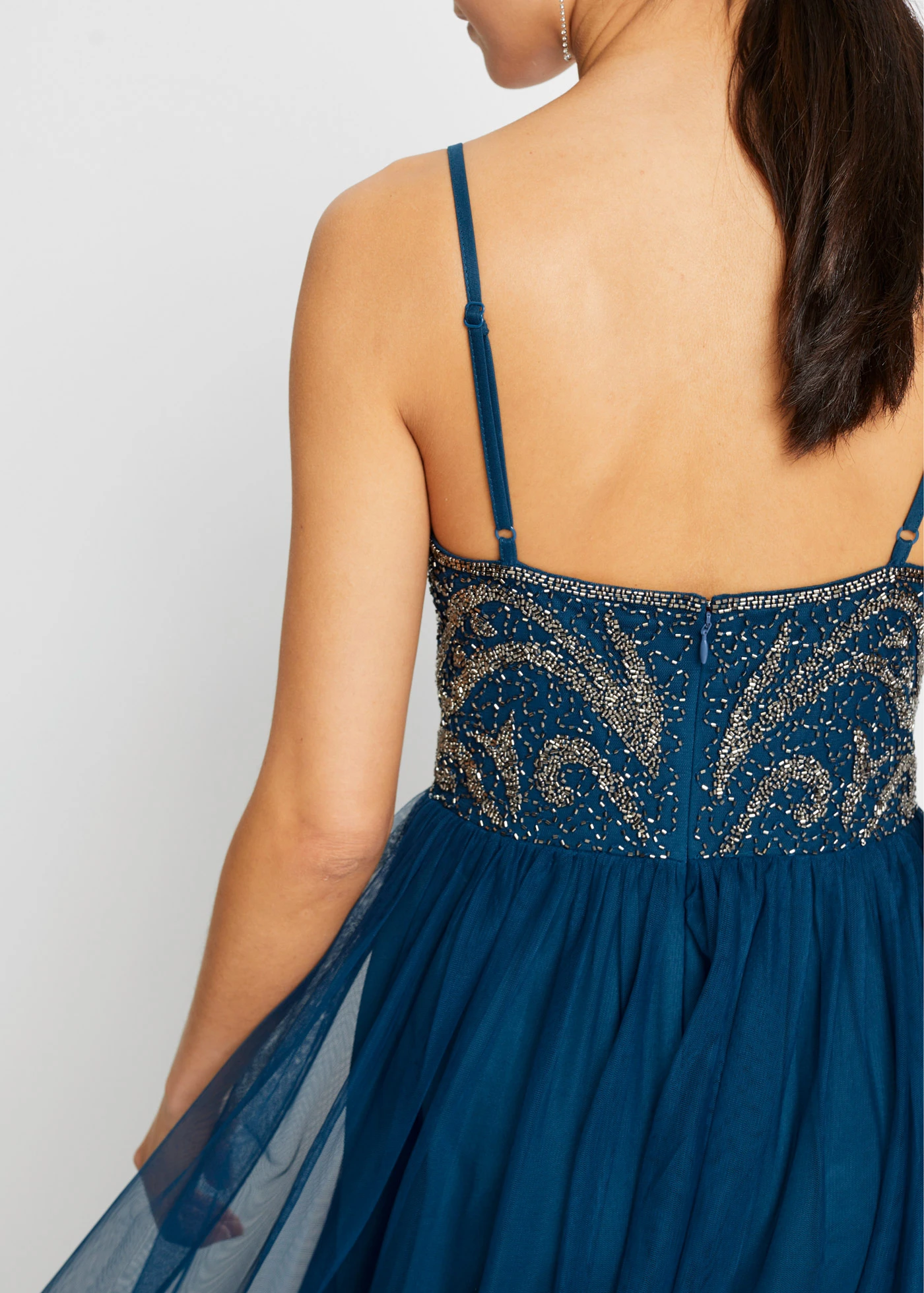 Šaty na ramínka, s výšivkou s perličkami • petrolejovo-stříbrná • bonprix obchod