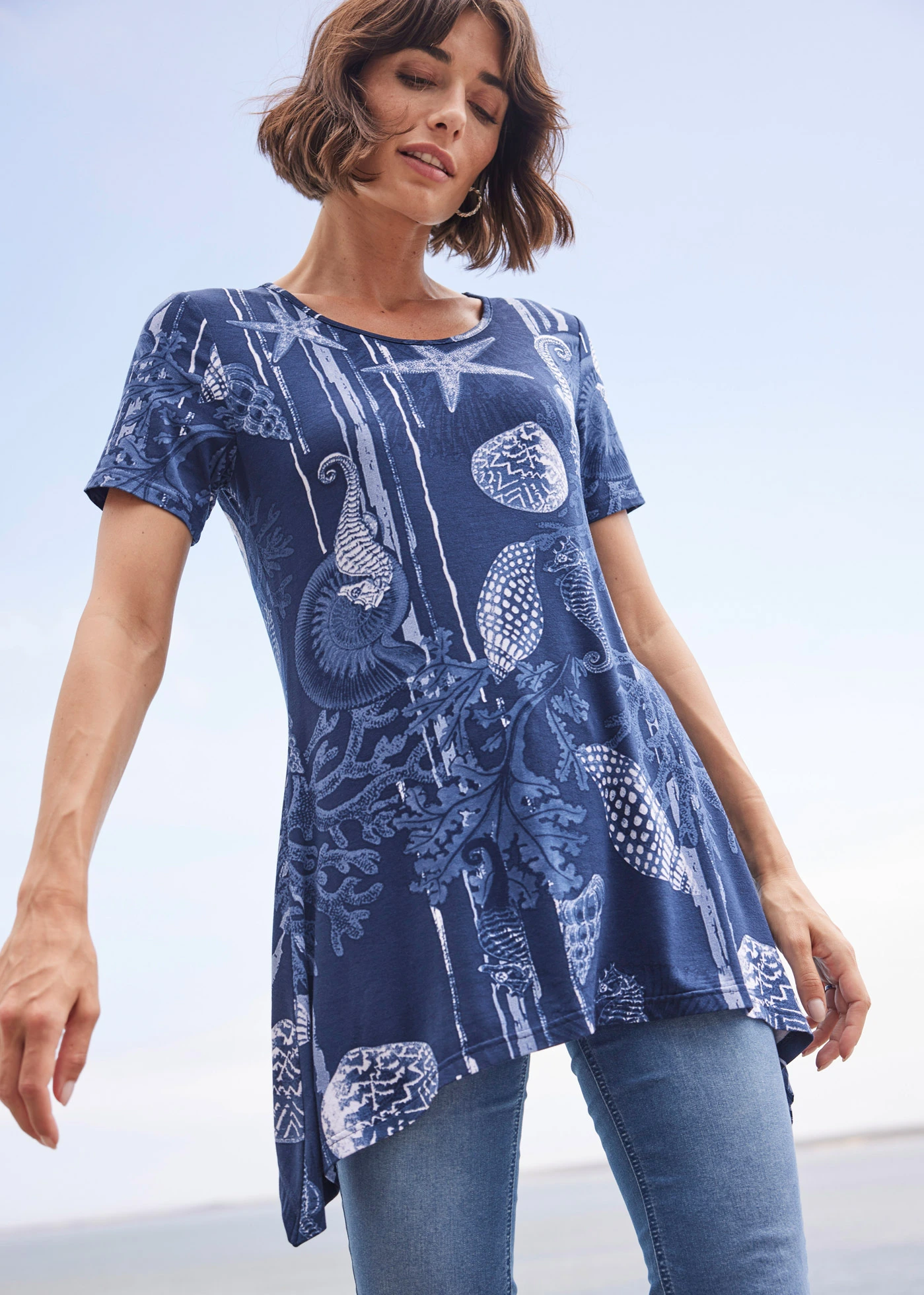 Bluză lungă din material moale cu viscoză • bleumarin- alb, cu imprimeu • magazin bonprix