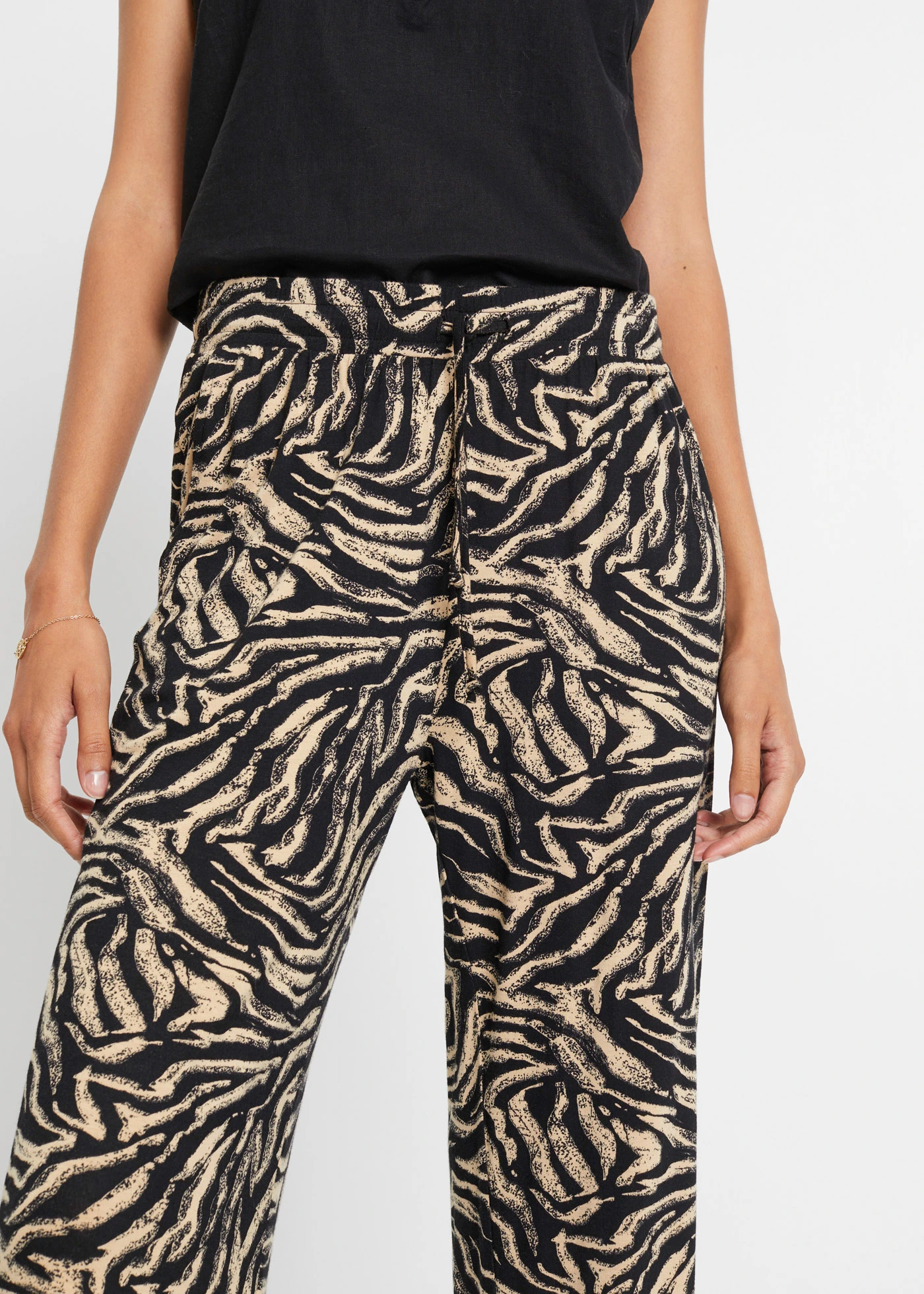 Pantaloni din jerse din mix de viscoză fluidă • negru/bej-latte cu imprimeu zebră • magazin bonprix