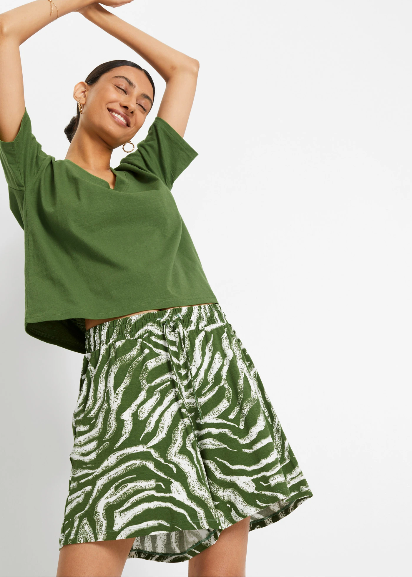 Short en jersey viscose doux • vert forêt/écru zèbre • Boutique bonprix