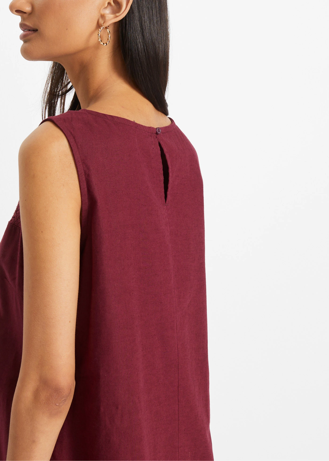 Dlouhé lněné šaty s dírkovaným vzorem u výstřihu, s postranním rozparkem • tmavě bobulová • bonprix obchod