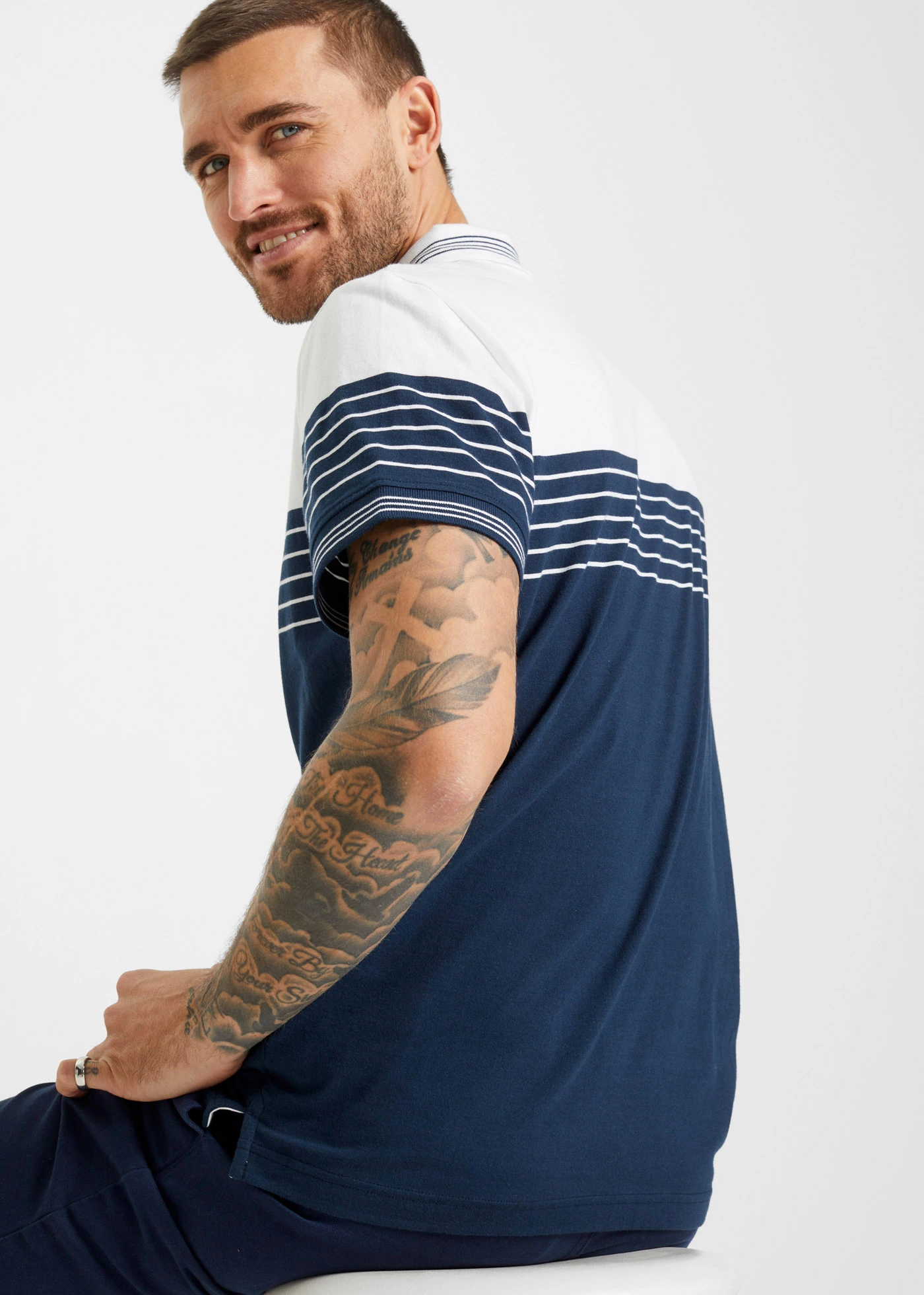 Žerzejové pólo tričko  z čisté bavlny • bílá/tmavě modrá  s příčnými proužky • bonprix obchod