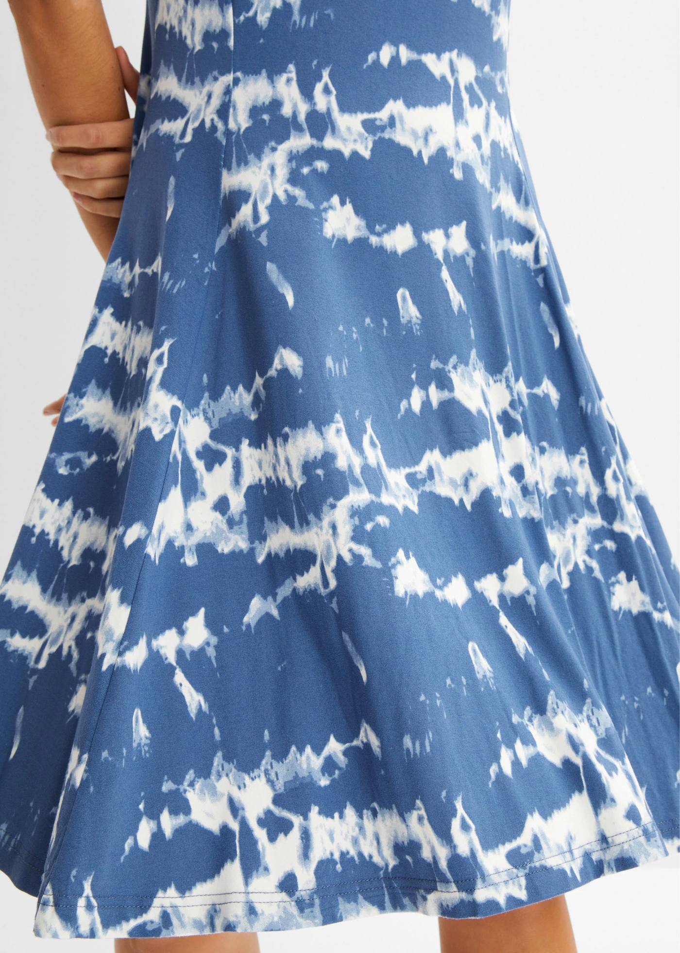 Rochie din tricot din viscoză vaporoasă • albastru-jeans imprimat • magazin bonprix